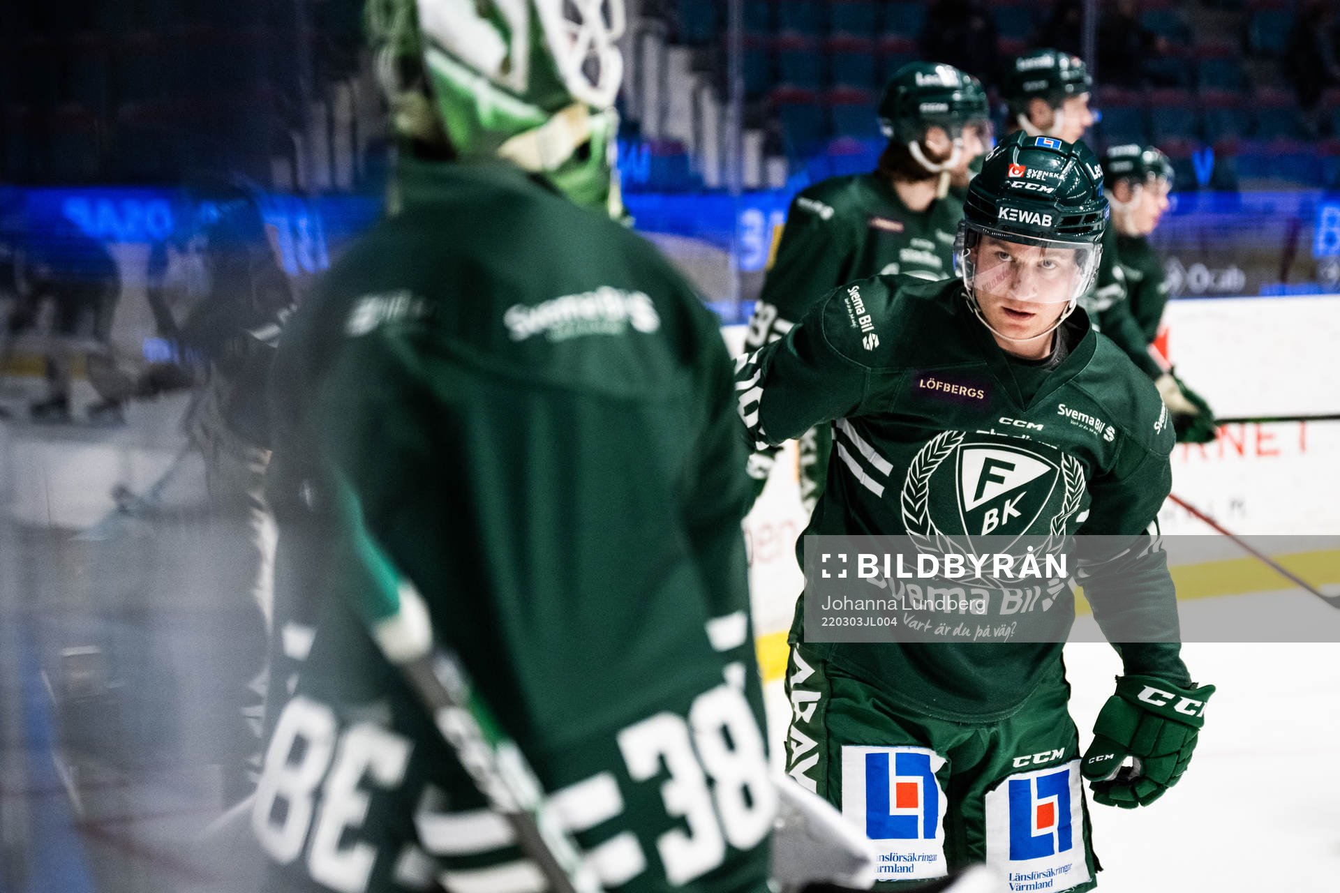 Färjestads Marcus Nilsson värmer upp