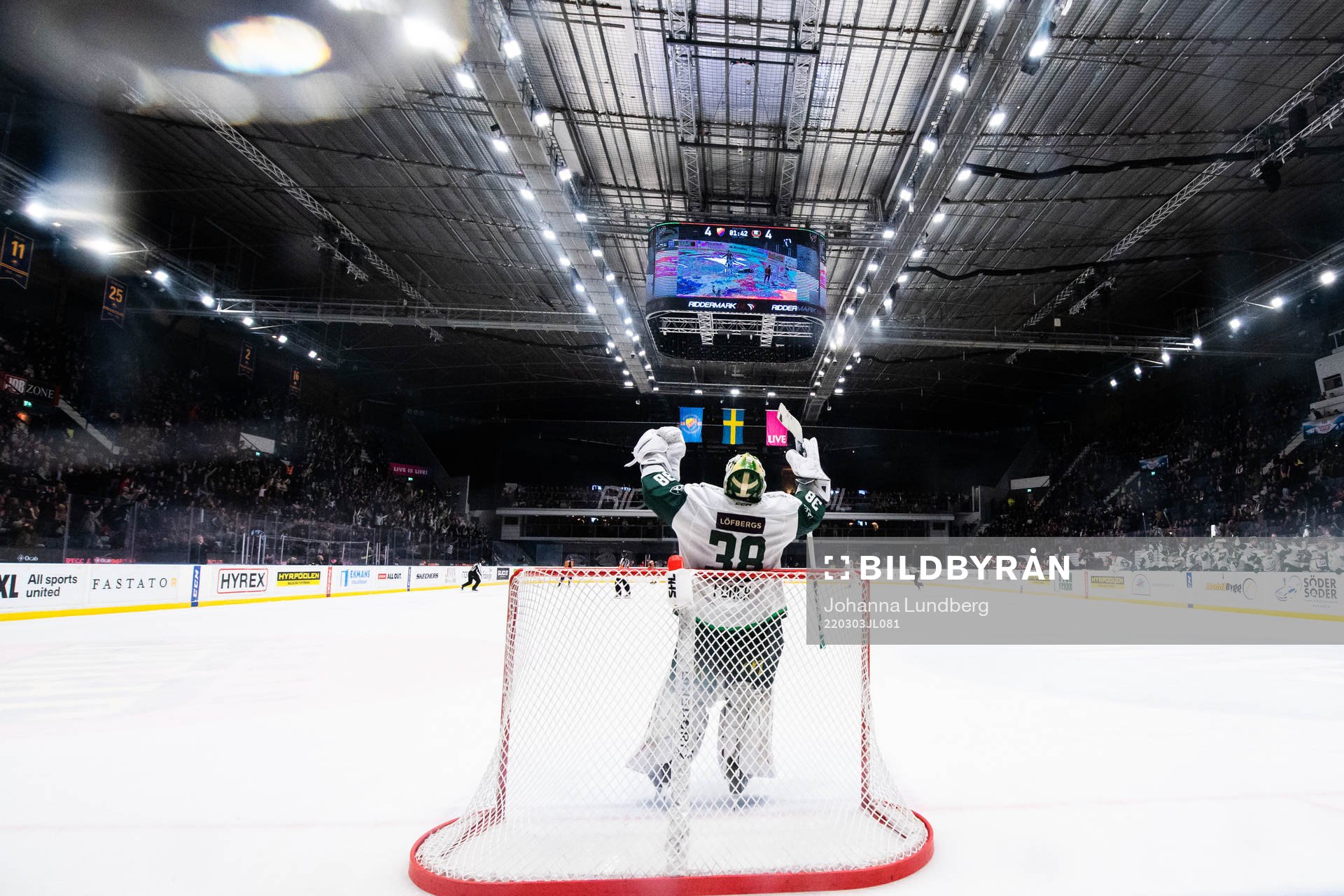 Färjestads målvakt Dominik Furch jublar