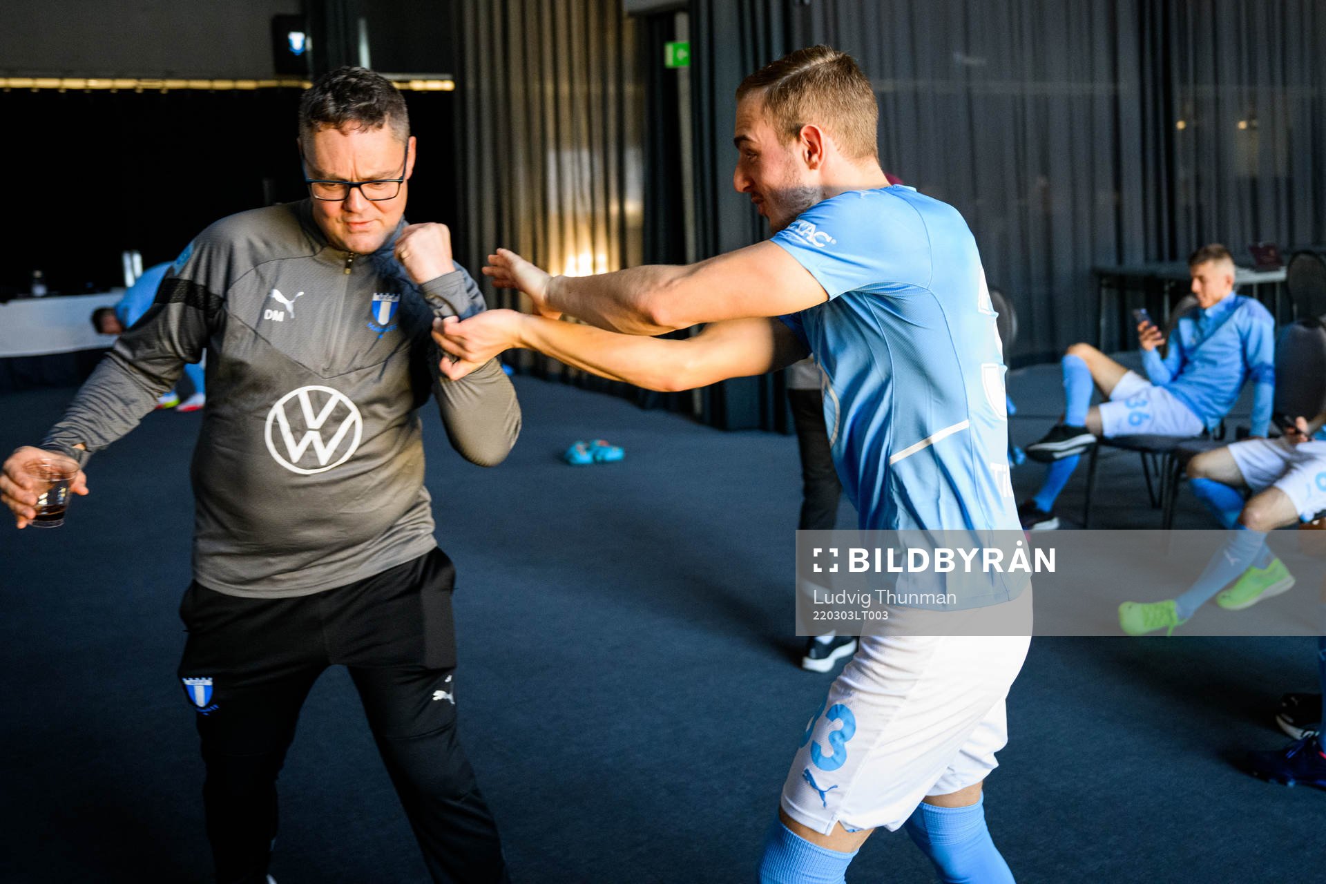 Materialförvaltare Daniel Möller och Amel Mujanic