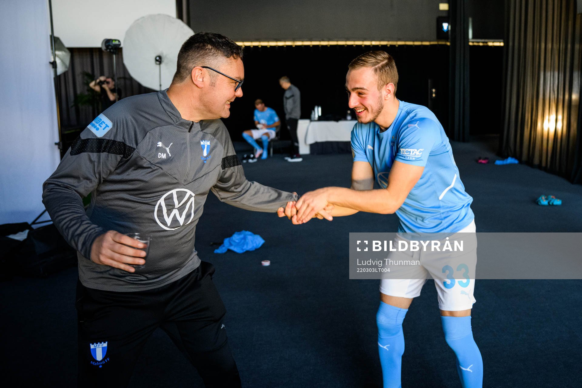 Materialförvaltare Daniel Möller och Amel Mujanic