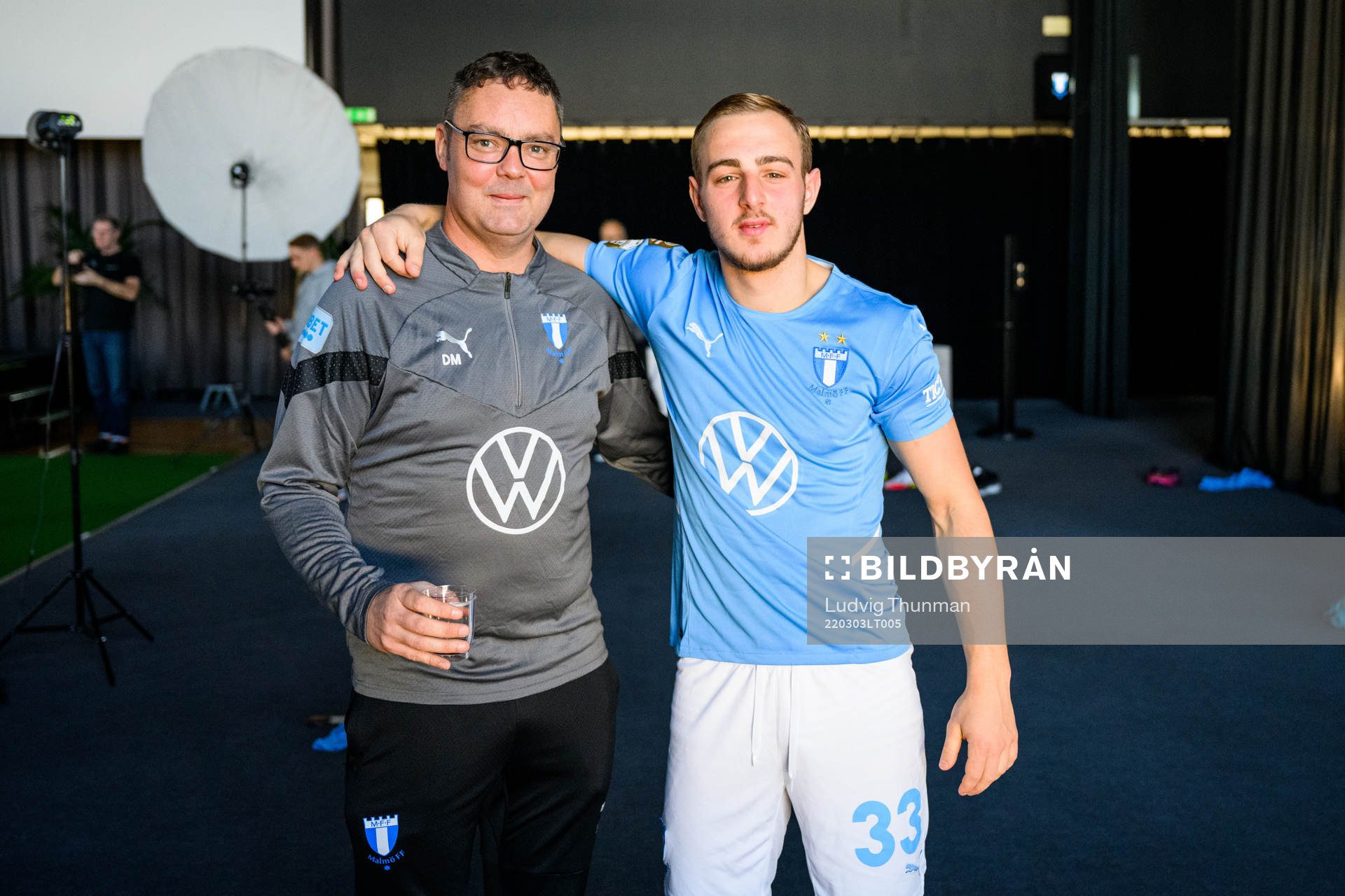 Materialförvaltare Daniel Möller och Amel Mujanic