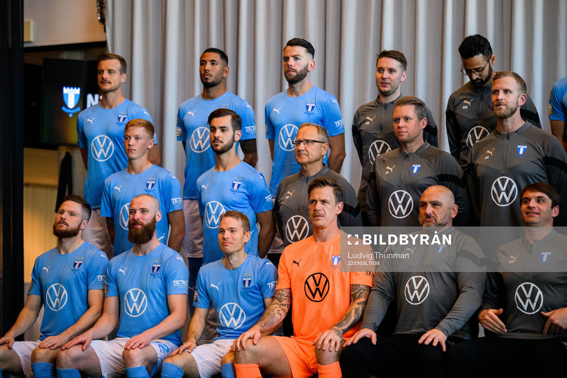 Spelarna ställer upp för en lagbildsfotograferingen med Malmö FF den 3 mars 2022 i Malmö. 