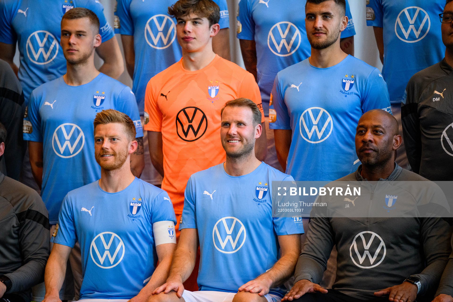 Spelarna ställer upp för en lagbildsfotograferingen med Malmö FF den 3 mars 2022 i Malmö. 