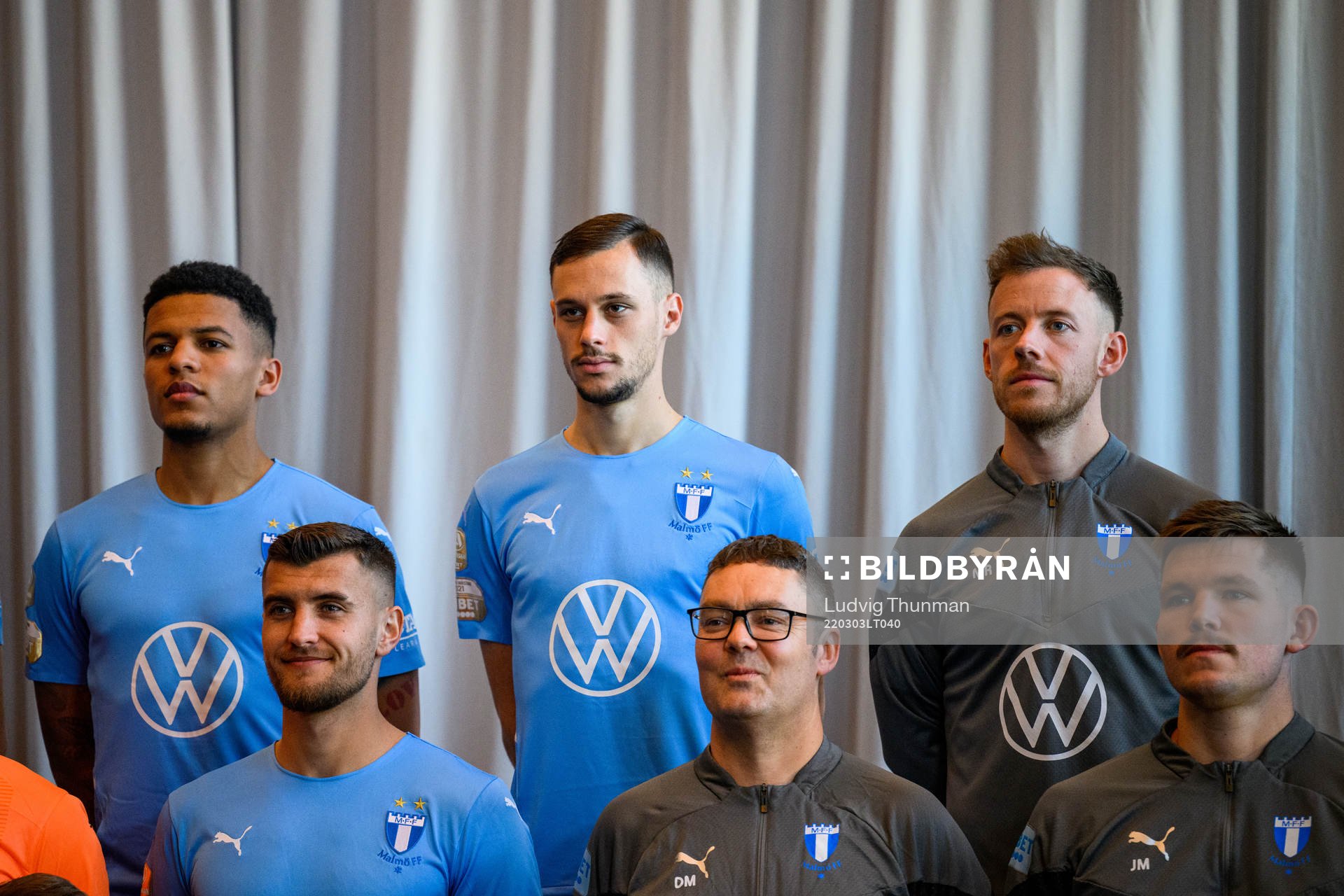 Romain Gall, Veljko Birmancevic, fystränare Mark Read, Matej Chalus och materialförvaltare Daniel Möller poserar för en lagbild under en lagbildsfotograferingen med Malmö FF den 3 mars 2022 i Malmö.