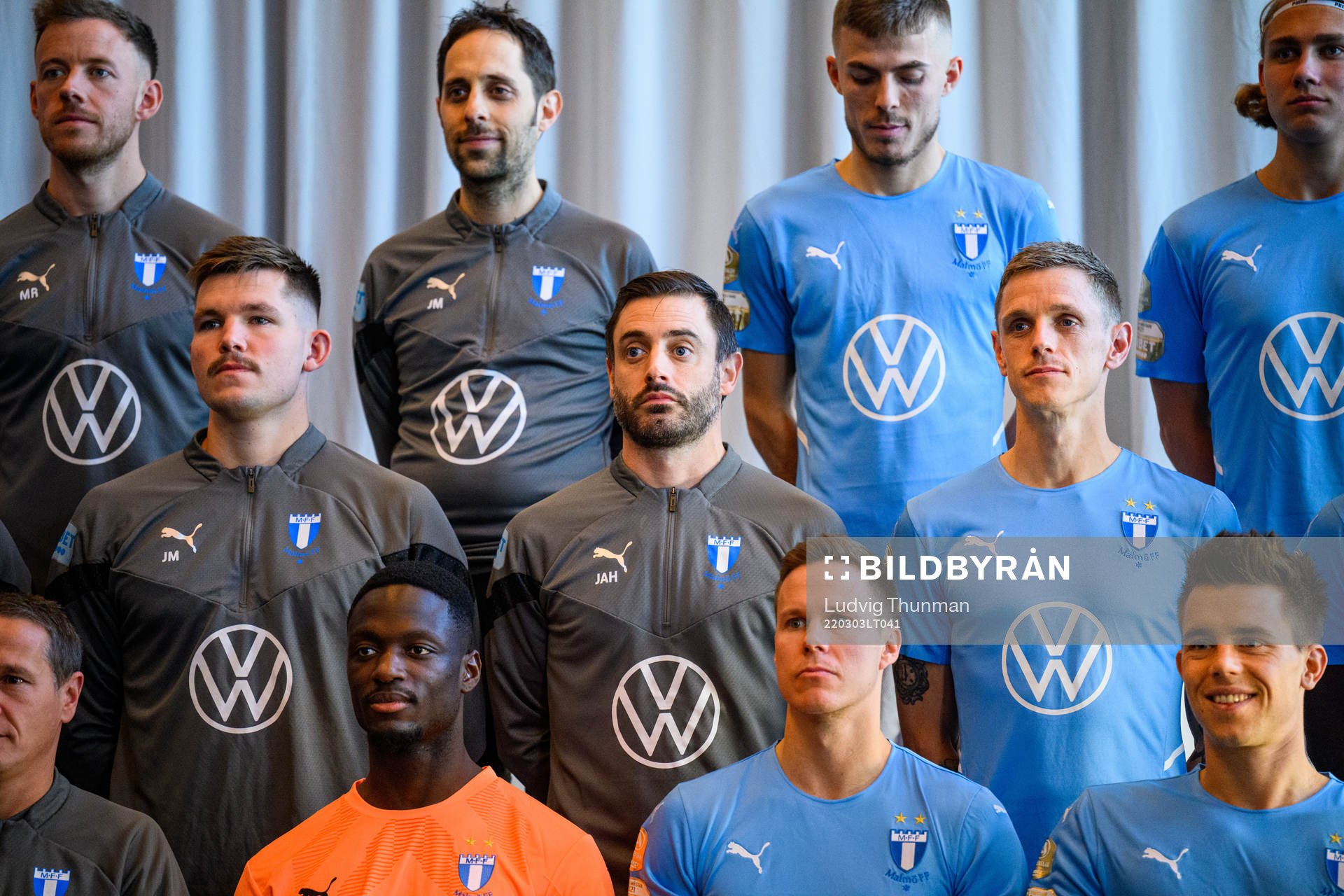 Spelare och ledare poserar för en lagbild under en lagbildsfotograferingen med Malmö FF den 3 mars 2022 i Malmö. 