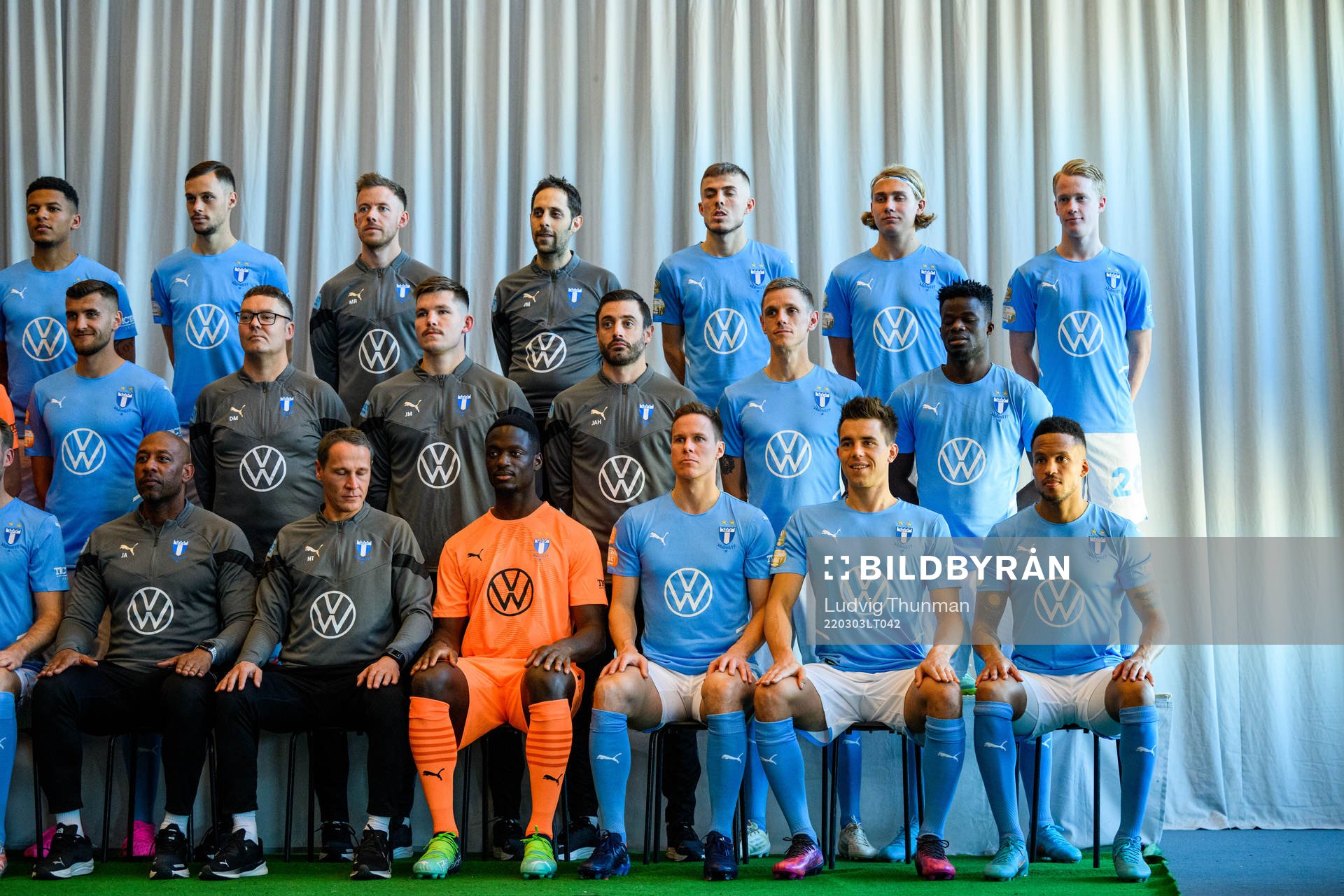 Spelare och ledare poserar för en lagbild under en lagbildsfotograferingen med Malmö FF den 3 mars 2022 i Malmö. 