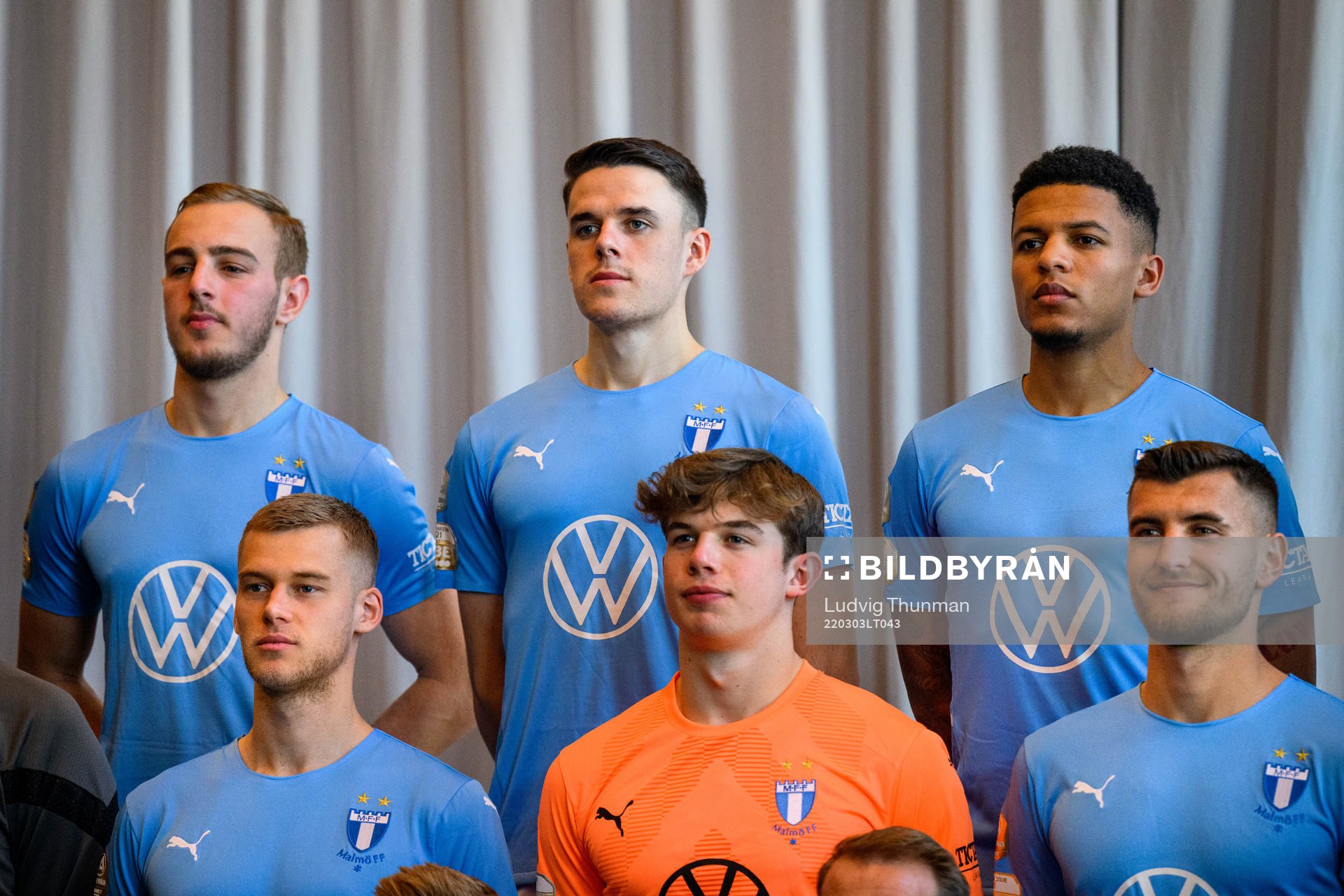 Amel Mujanic, Samuel Adrian, Romain Gall, Felix Beijmo, målvakt Melker Ellborg, Matej Chalus poserar för en lagbild under en lagbildsfotograferingen med Malmö FF den 3 mars 2022 i Malmö.
