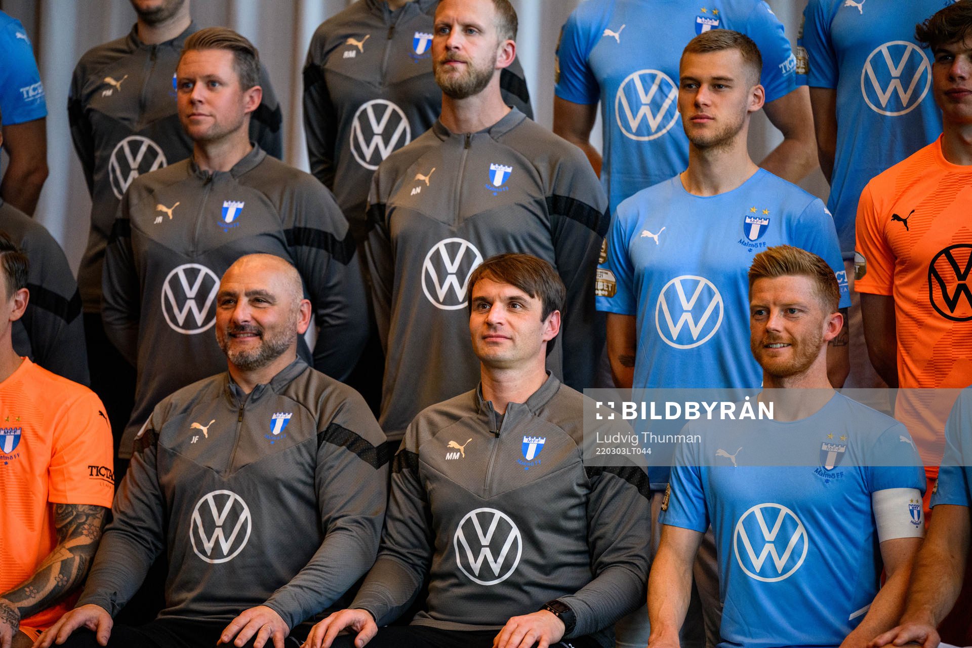 Sjukgymnast Jesper Robertsson, sjukgymnast Alexander Nilsson, Felix Beijmo, målvaktstränare Jonnie Fedelm tränare Milos Milojevic och Anders Christiansen under en lagbildsfotograferingen med Malmö FF den 3 mars 2022 i Malmö.