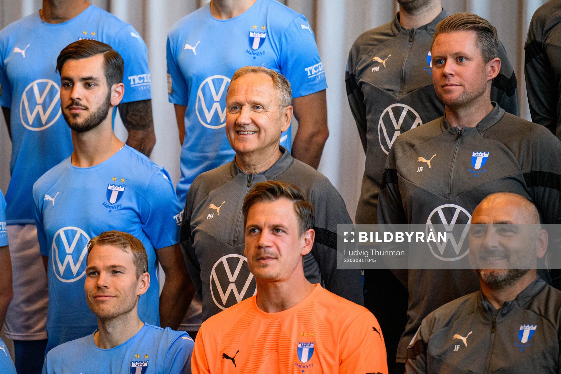 Adi Nalic, läkare Pär Herbertsson, Oscar Lewicki, målvakt Johan Dahlin och målvaktstränare Jonnie Fedel under en lagbildsfotograferingen med Malmö FF den 3 mars 2022 i Malmö.