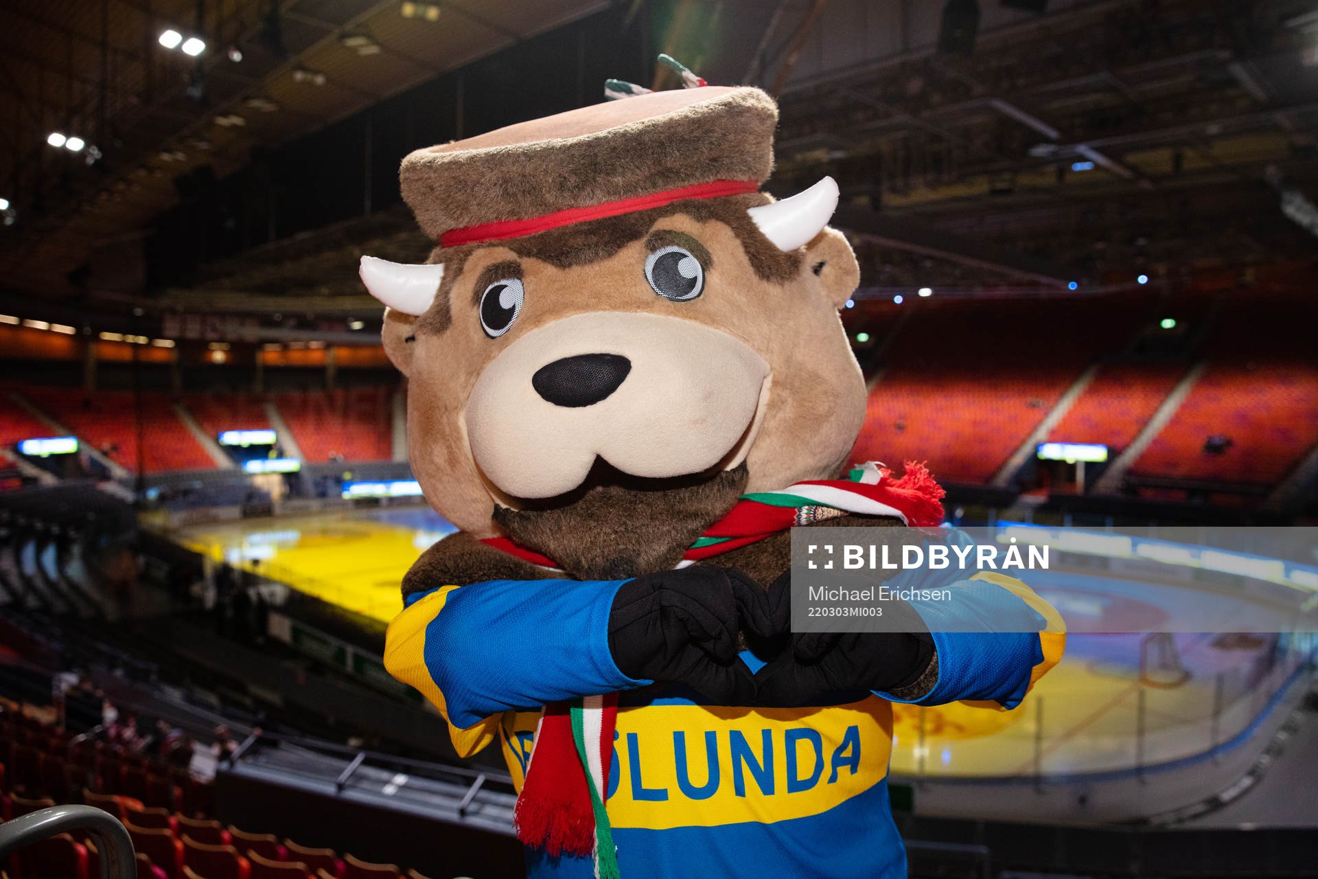 Frölle the mascot of Frölunda is dressed in a blue and