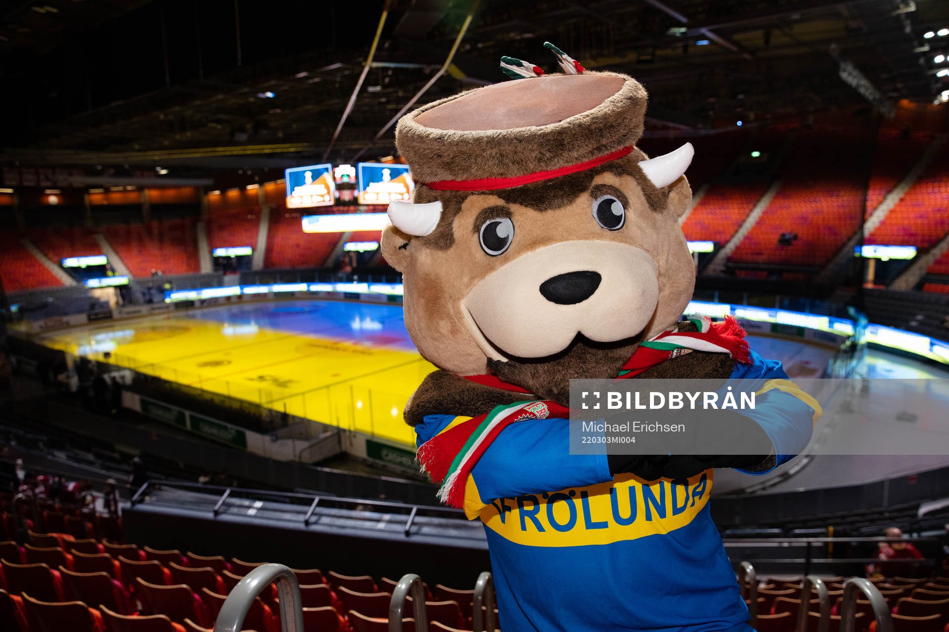 Frölle the mascot of Frölunda is dressed in a blue and