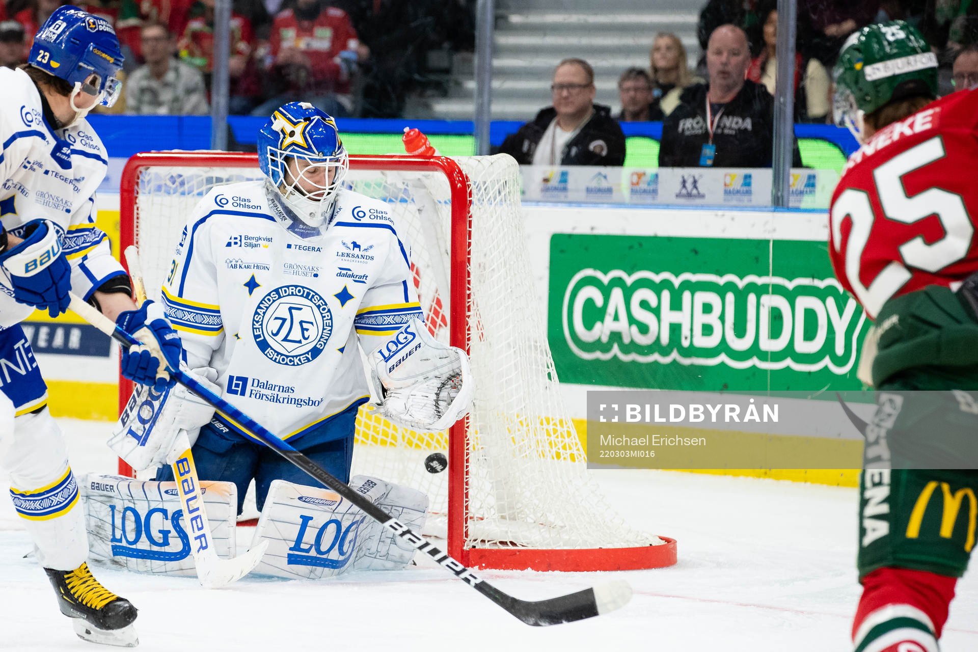 Frölundas Elmer Söderblom skjuter 1-0 bakom Leksands