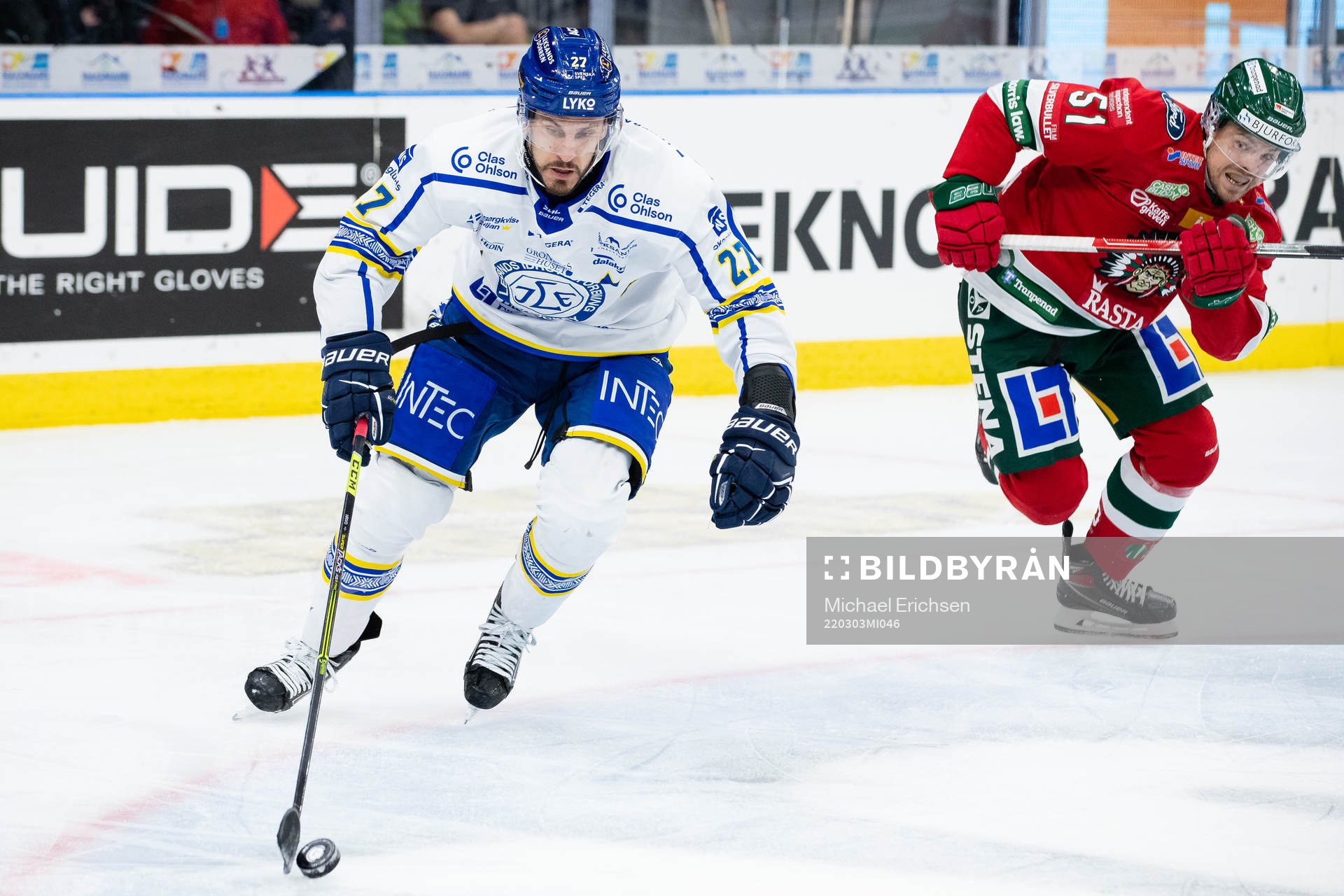 Leksands Mikael Ruohomaa före Frölundas Mats Rosseli Olsen
