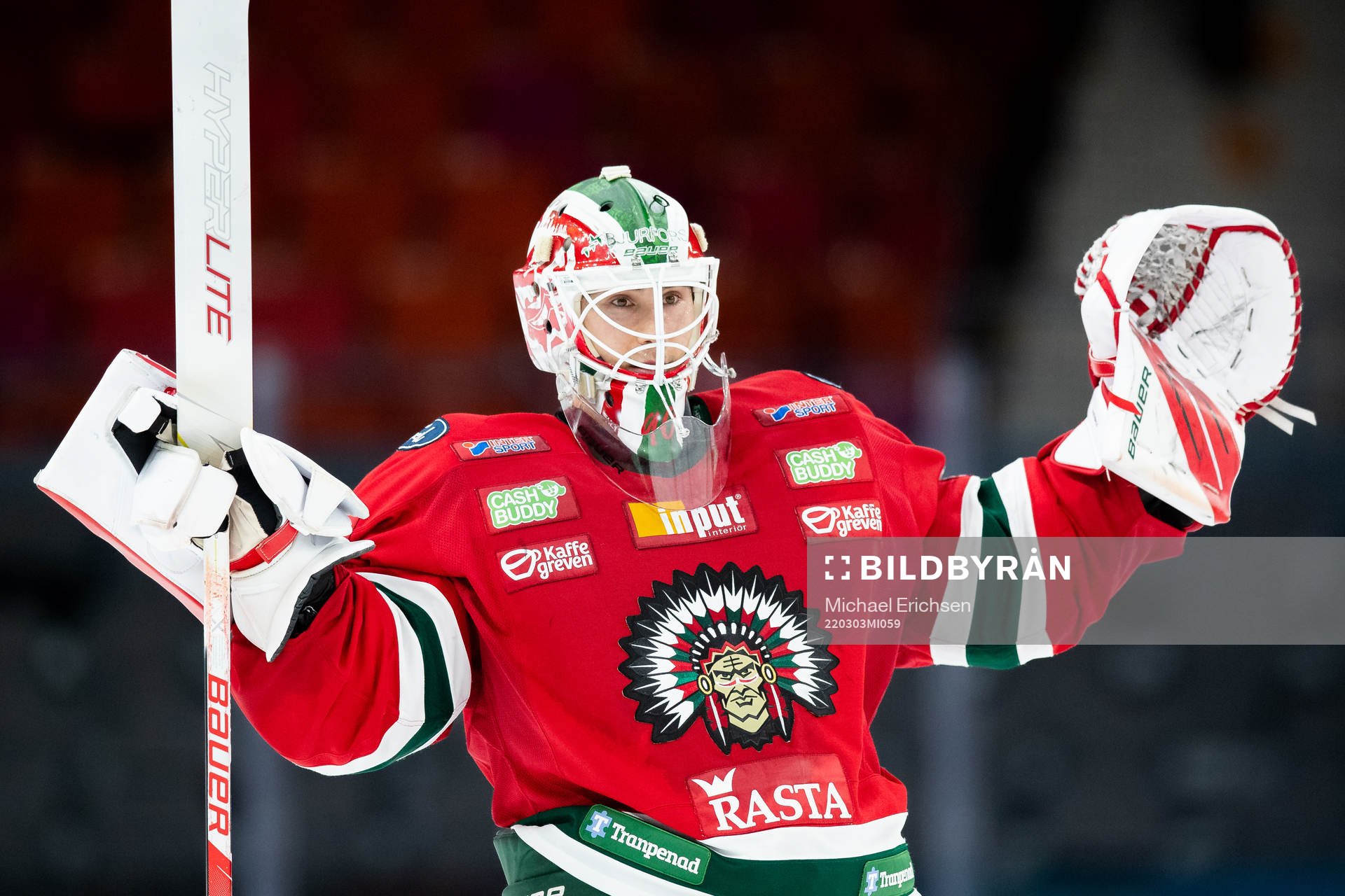 Frölundas målvakt Matthew Tomkins jublar