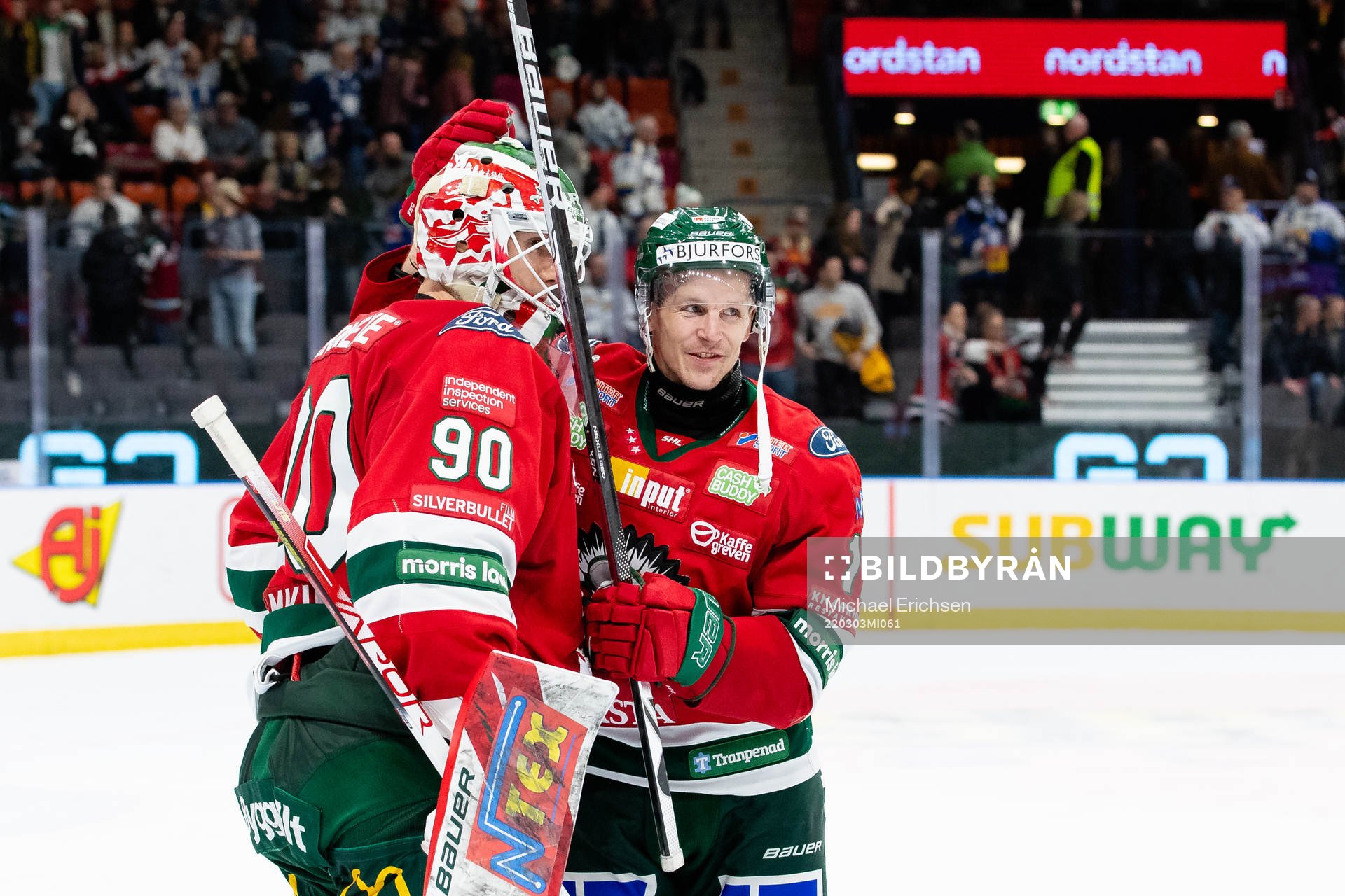 Frölundas målvakt Matthew Tomkins jublar ihop med Max