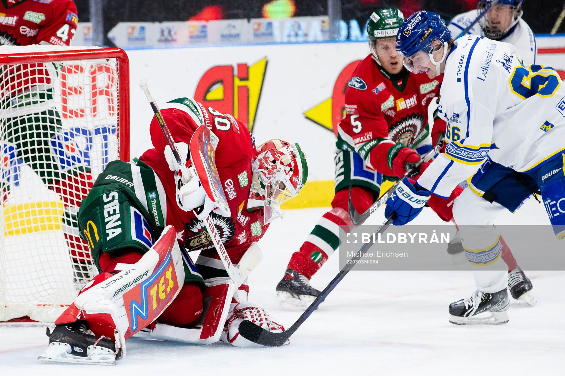 Frölundas målvakt Matthew Tomkins blockerar pucken
