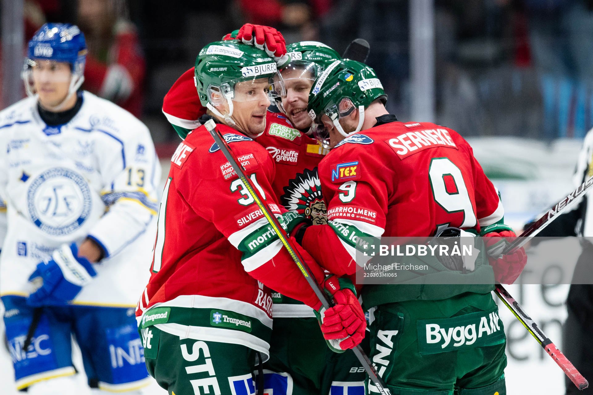 Frölundas Jan Mursak jublar ihop med Nicklas Lasu  och Max