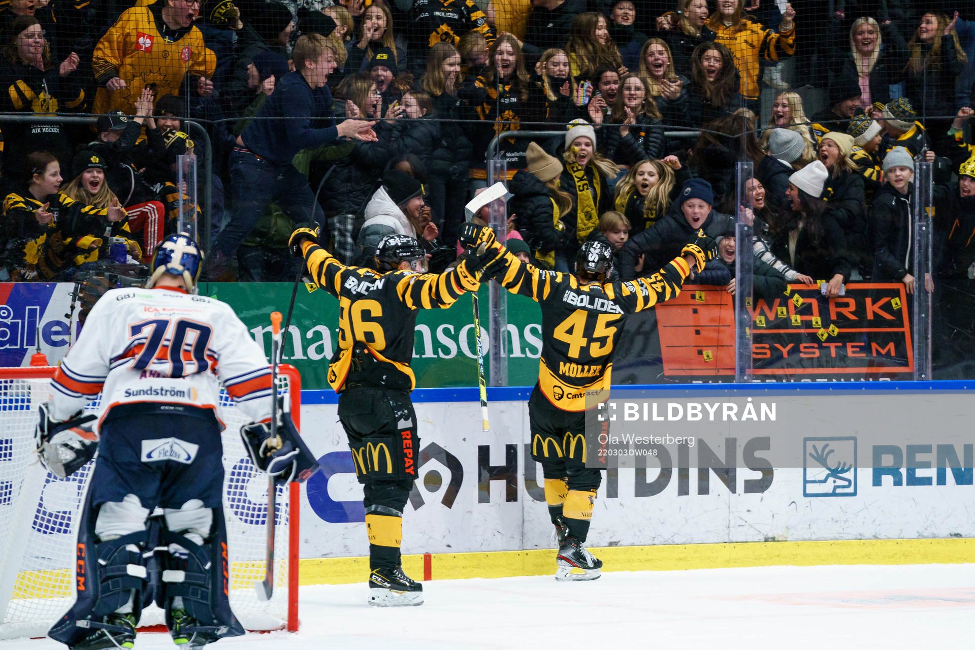 Skellefteås Rickard Hugg och Oscar Möller jublar