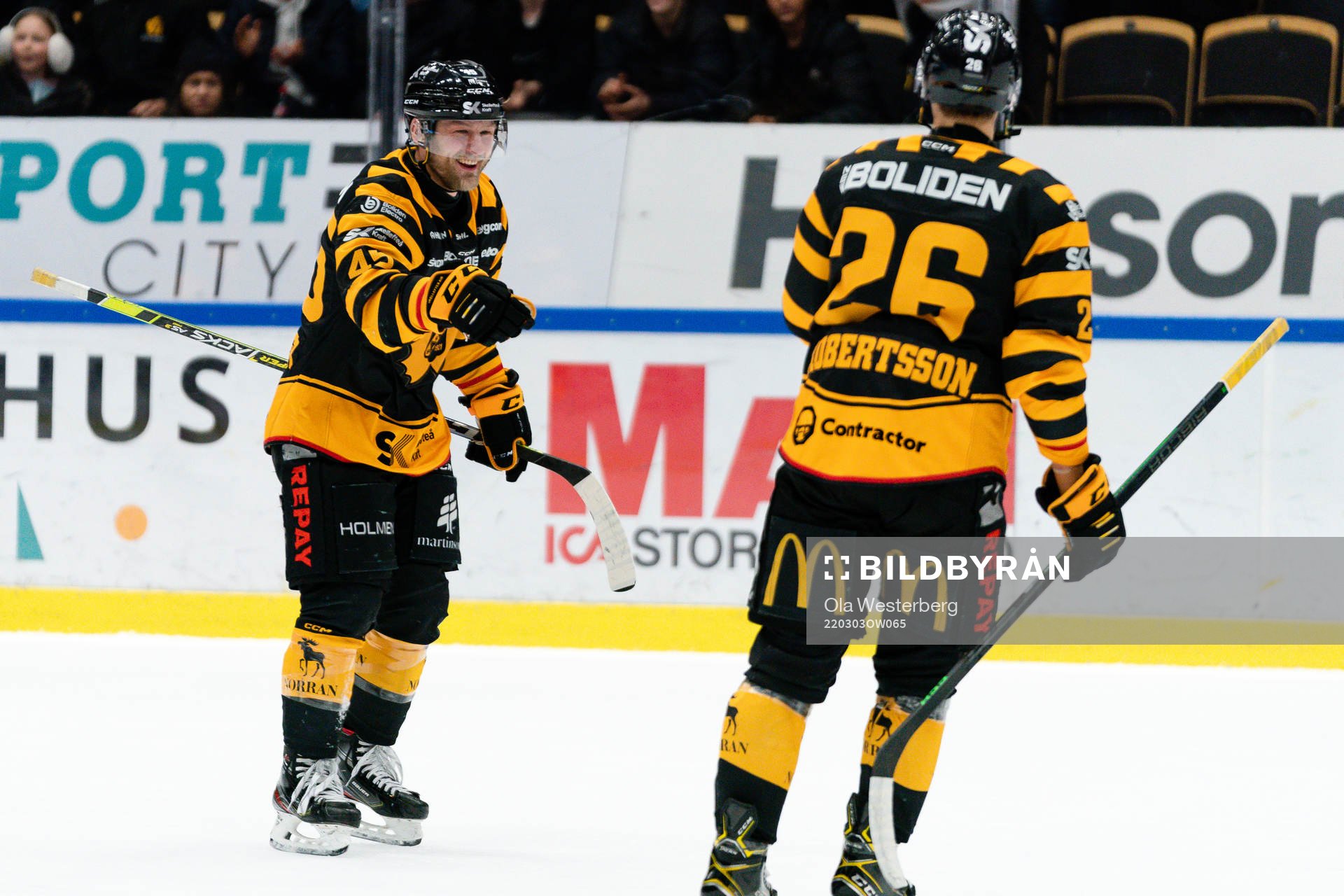 Skellefteås Oscar Möller och Simon Robertsson jublar