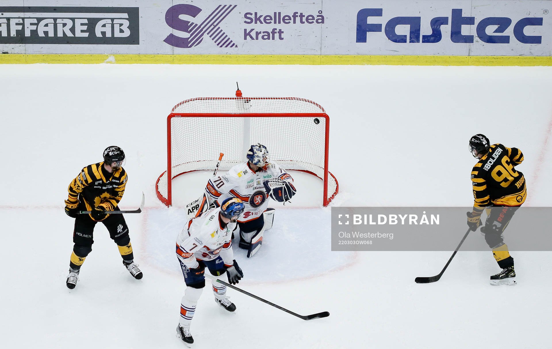 Skellefteås Tom Kühnhackl och Rickard Hugg ser pucken gå