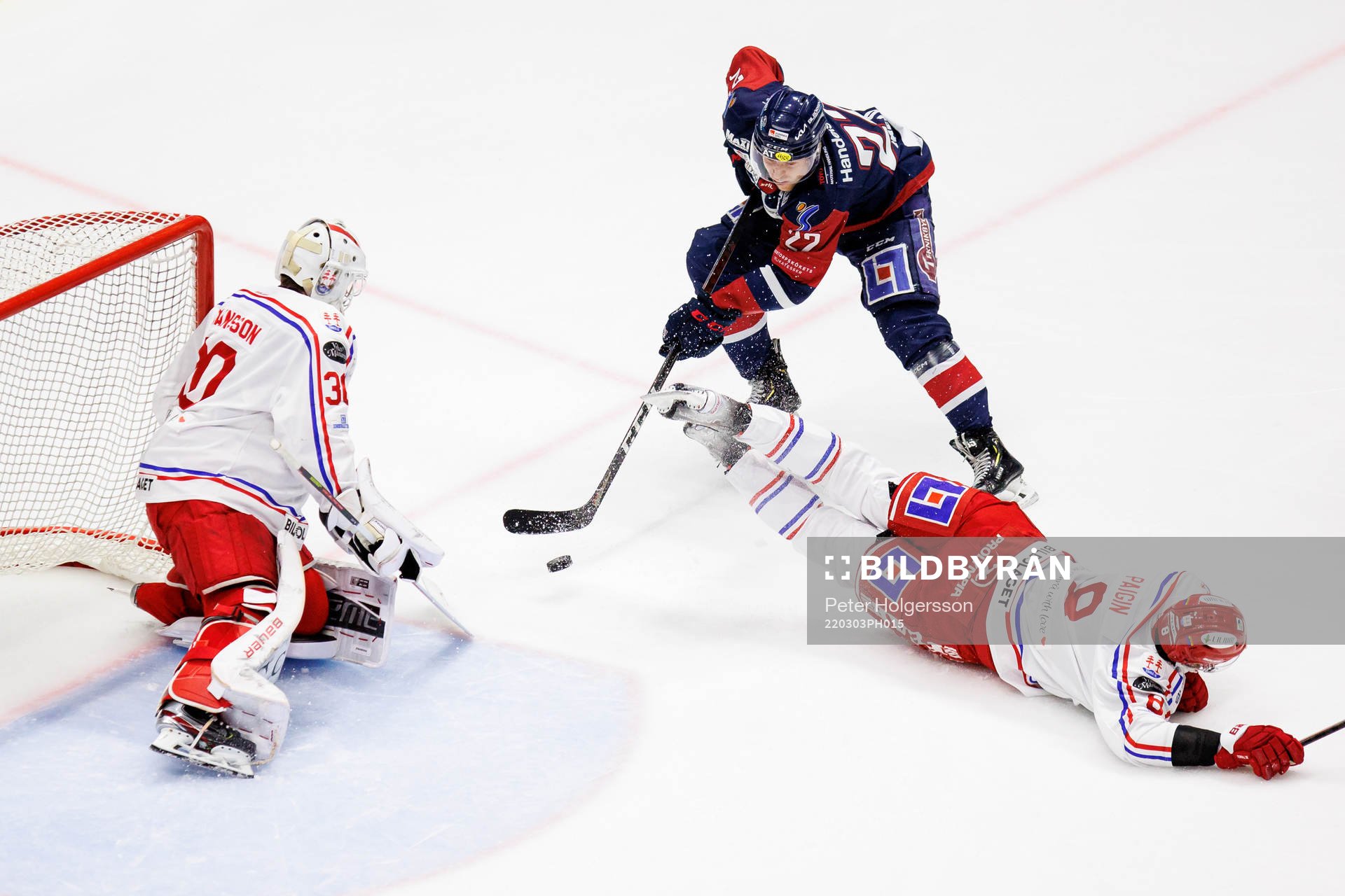 Linköpings Vilmos Gallo oroar framför Timrås målvakt