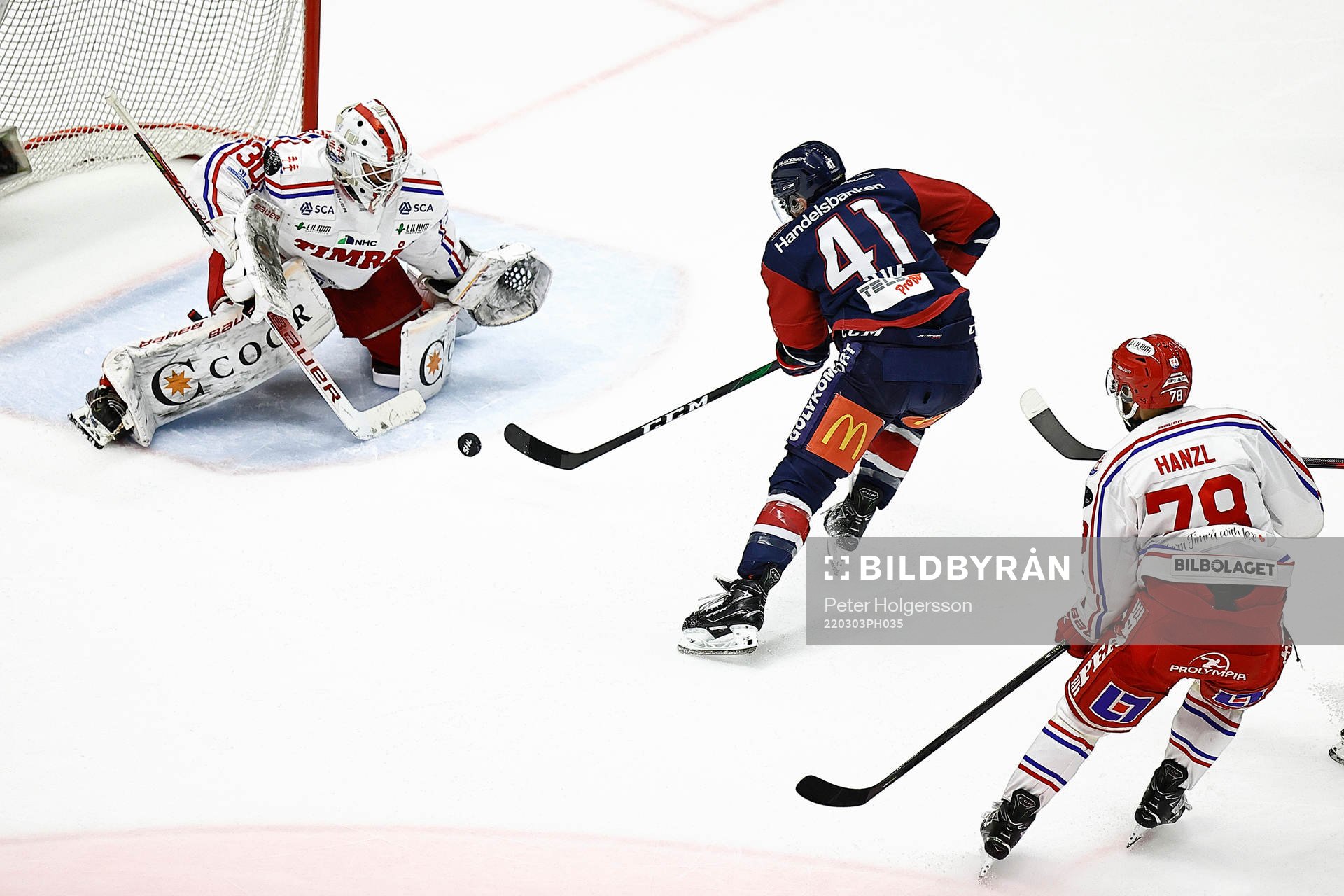 Timrås målvakt Jacob Johansson och Linköpings Broc Little