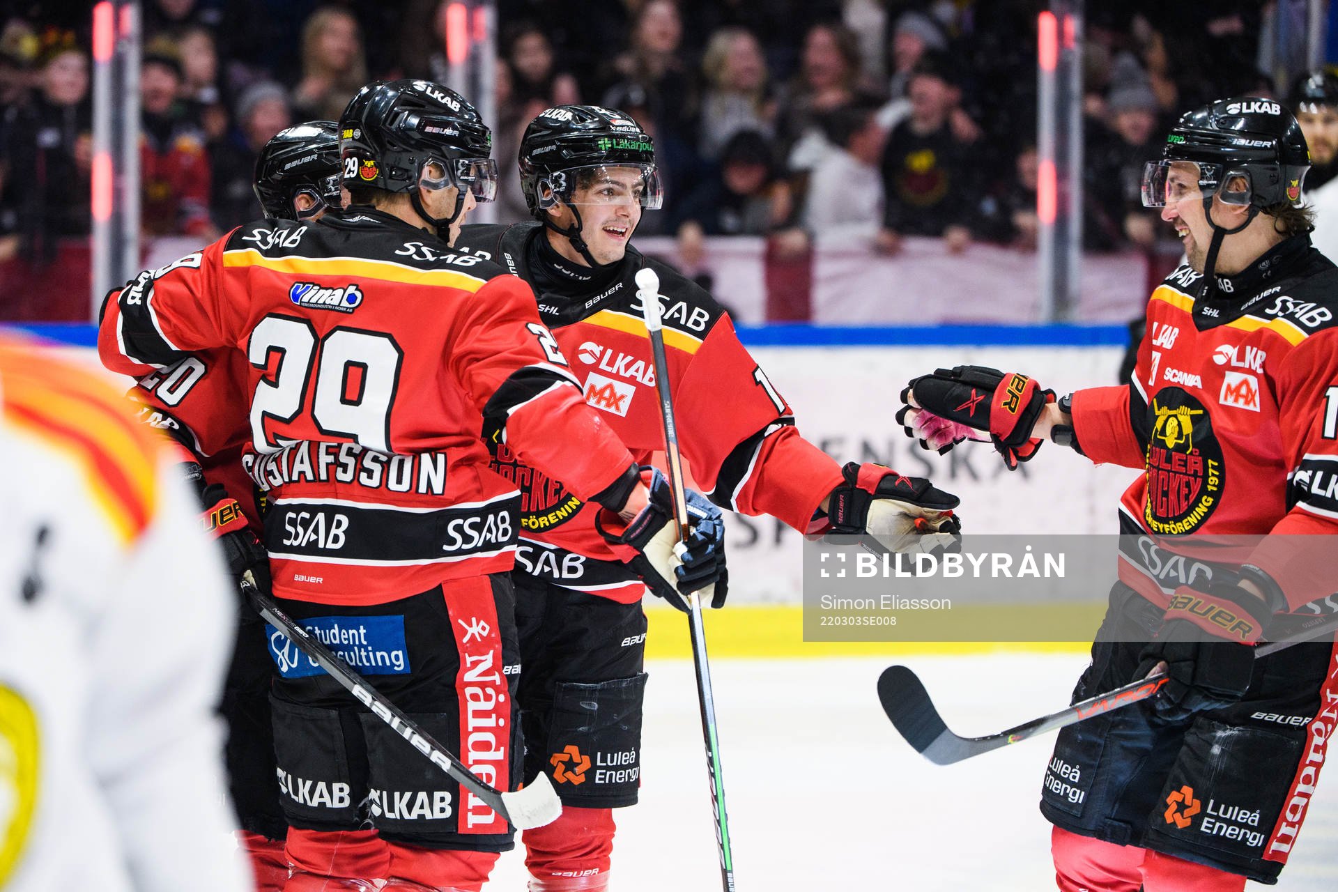 Luleås Jack Connolly jublar med lagkamrater