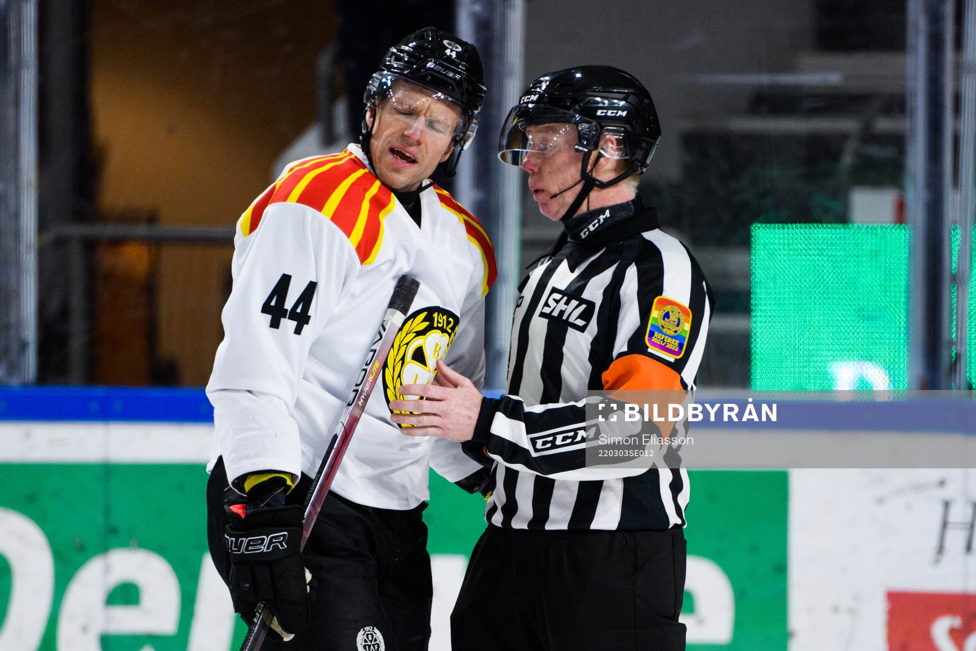 Brynäs Nicklas Danielsson och domare Pehr Claesson