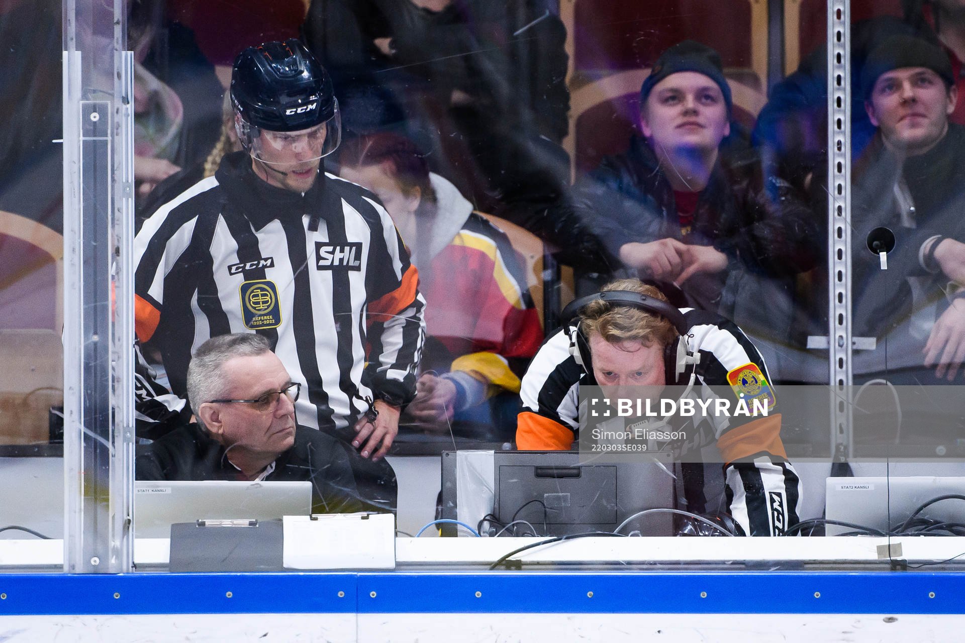 Domare Andreas Harnebring och Pehr Claesson granskar ett