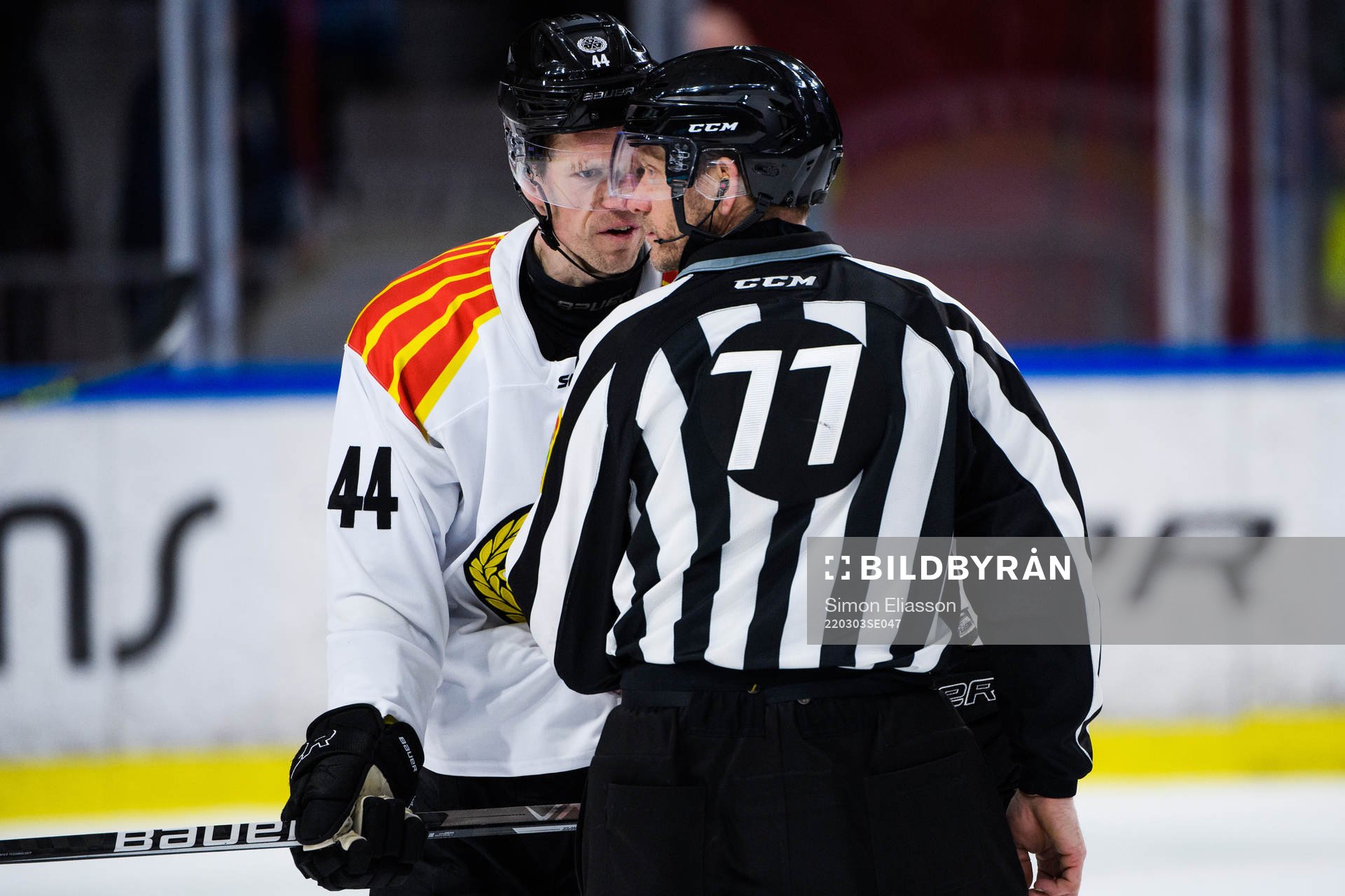 Brynäs Nicklas Danielsson och linjedomare Jan Sandström