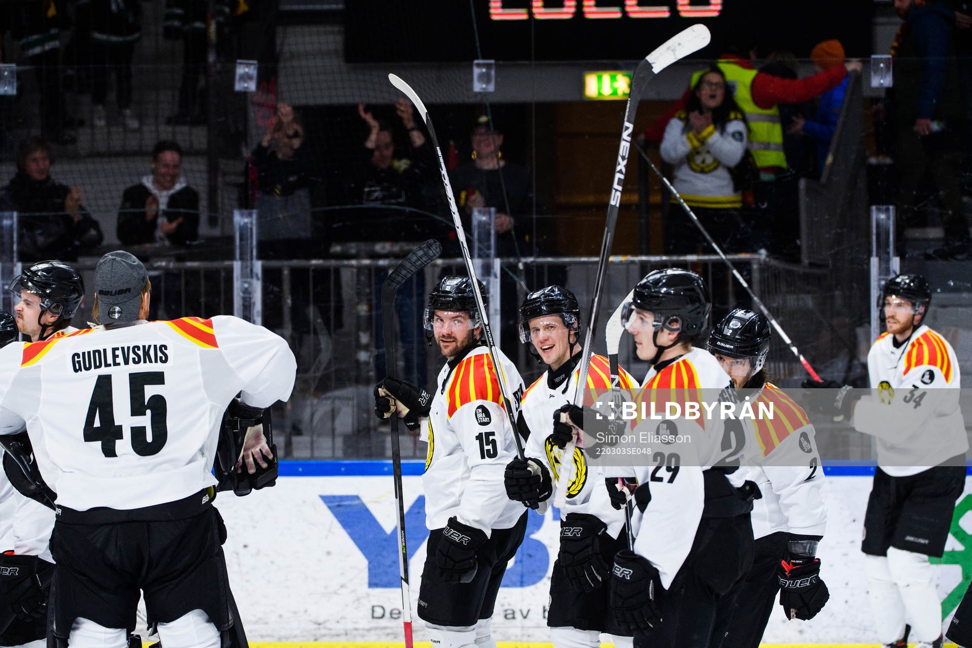 Brynäs Simon Bertilsson och lagkamrater jublar