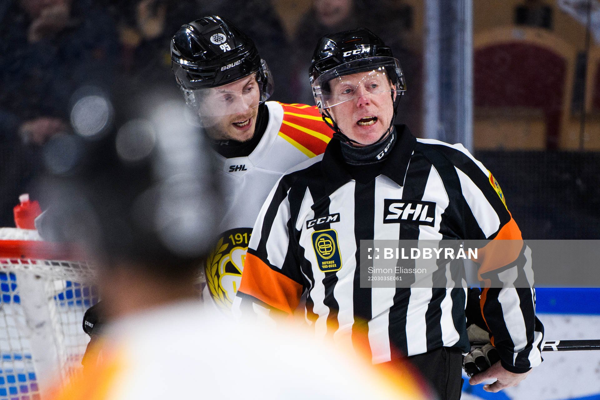 Brynäs Nick Olesen och domare Pehr Claesson