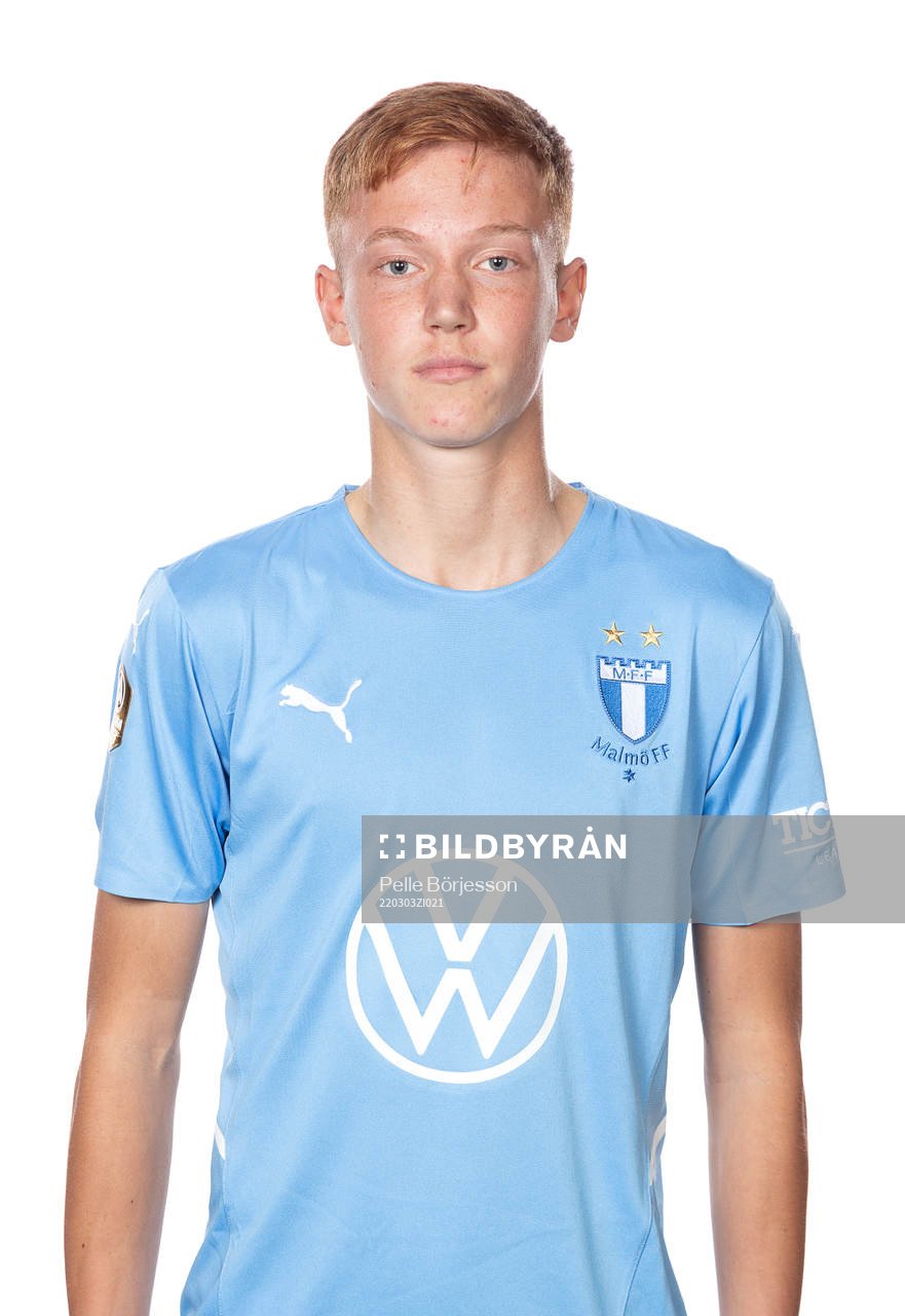 Malmö FFs Hugo Larsson poserar för ett porträtt den 3 mars 2022 i Malmö.