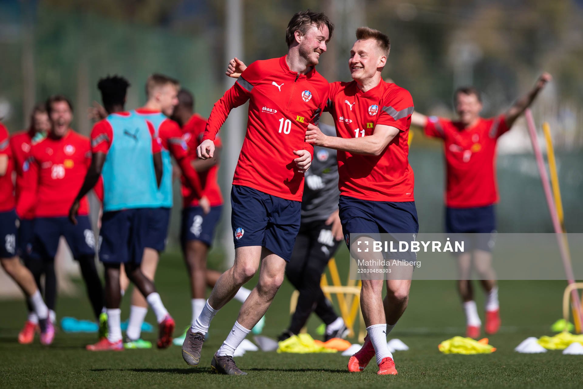 Rasmus Jönsson och Rasmus Karjalainen jublar under en fotbollsträning med Helsingborg den 4 mars 2022 i Marbella. 