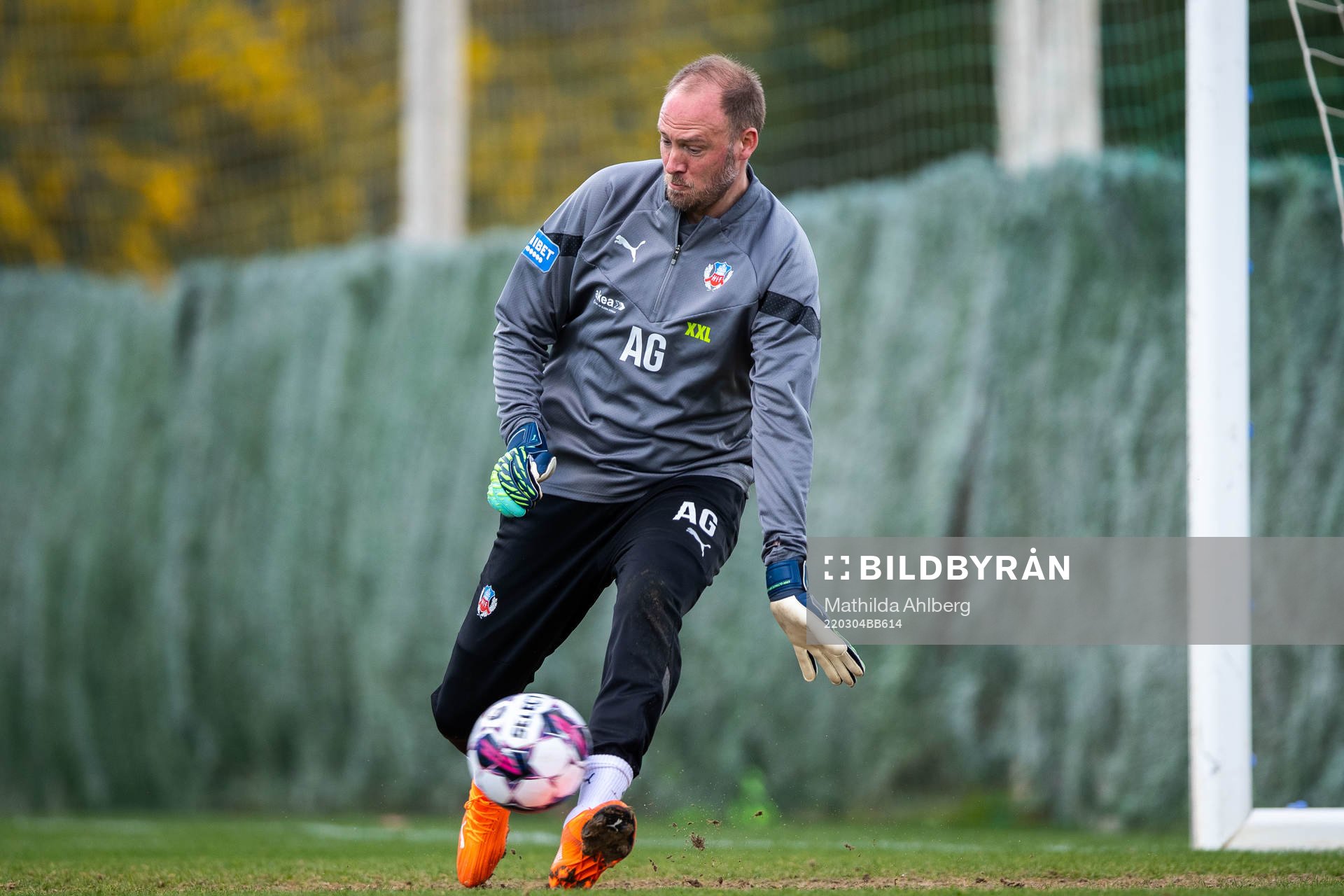 Sportchef Andreas Granqvist agerar målvakt