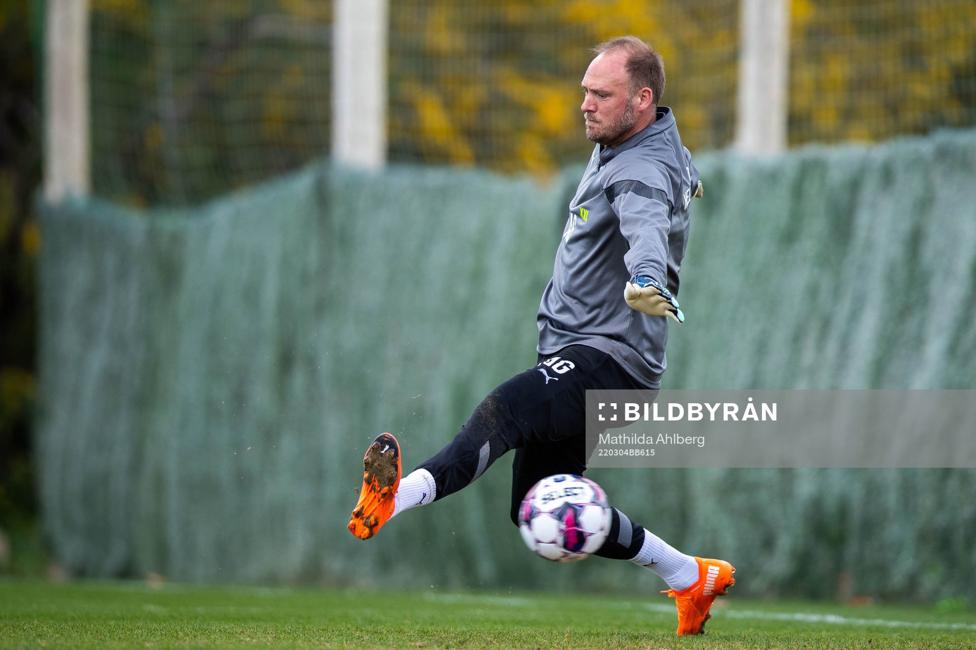 Sportchef Andreas Granqvist agerar målvakt under en fotbollsträning med Helsingborg den 4 mars 2022 i Marbella. 