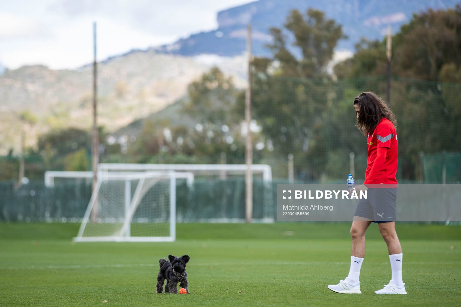 Ervin Gigović med en hund efter en fotbollsträning med Helsingborg den 4 mars 2022 i Marbella. 