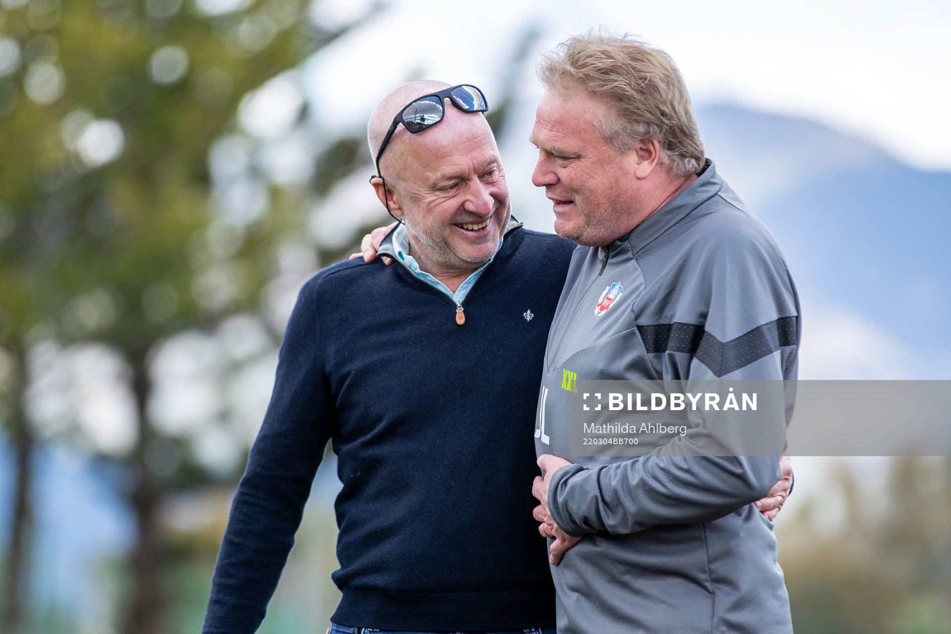 Ordförande Kjell Jakobsson och tränare Jörgen Lennartsson under en fotbollsträning med Helsingborg den 4 mars 2022 i Marbella. 