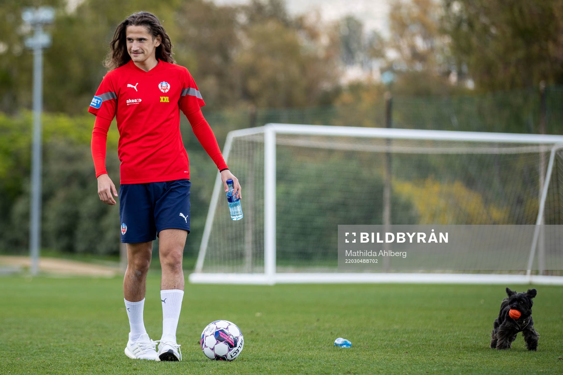 Ervin Gigović med en hund efter en fotbollsträning med Helsingborg den 4 mars 2022 i Marbella. 