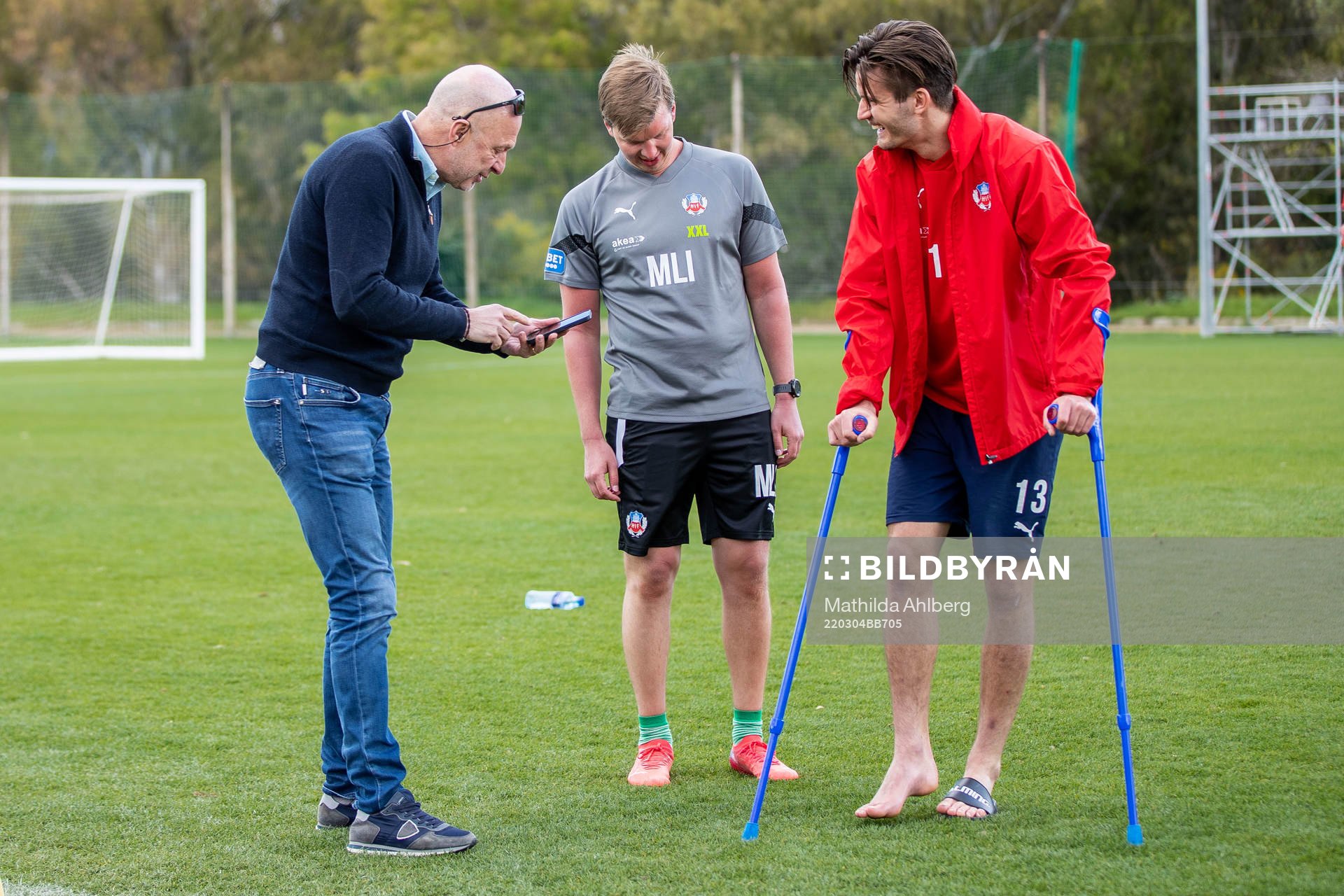 Ordförande Kjell Jakobsson, fysioterapeut Marcus Linnér och Wilhelm Loeper under en fotbollsträning med Helsingborg den 4 mars 2022 i Marbella.