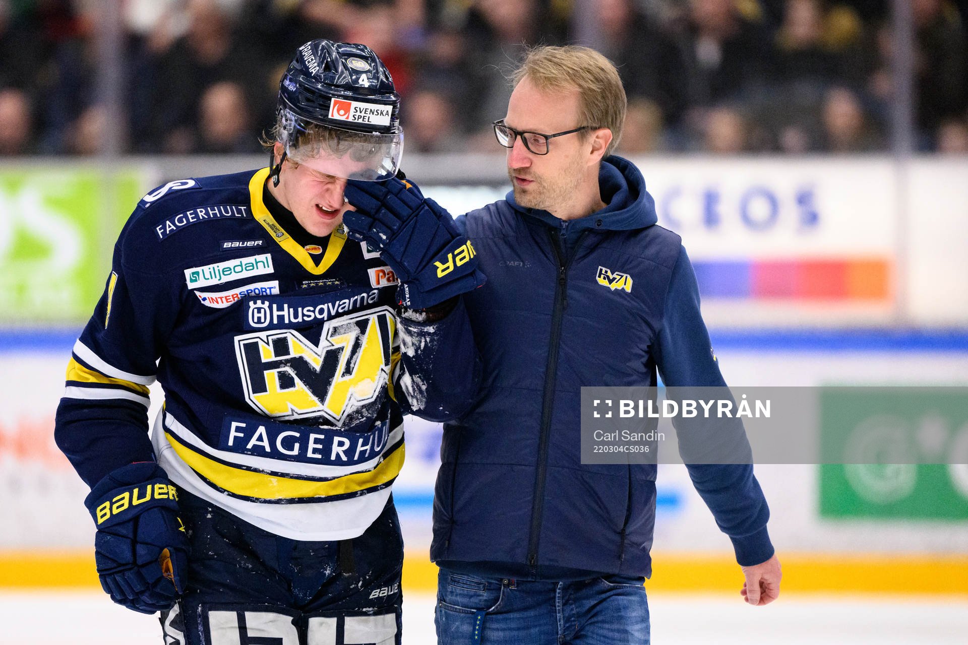 s Emil Andrae får hjälp att ta sig av isen