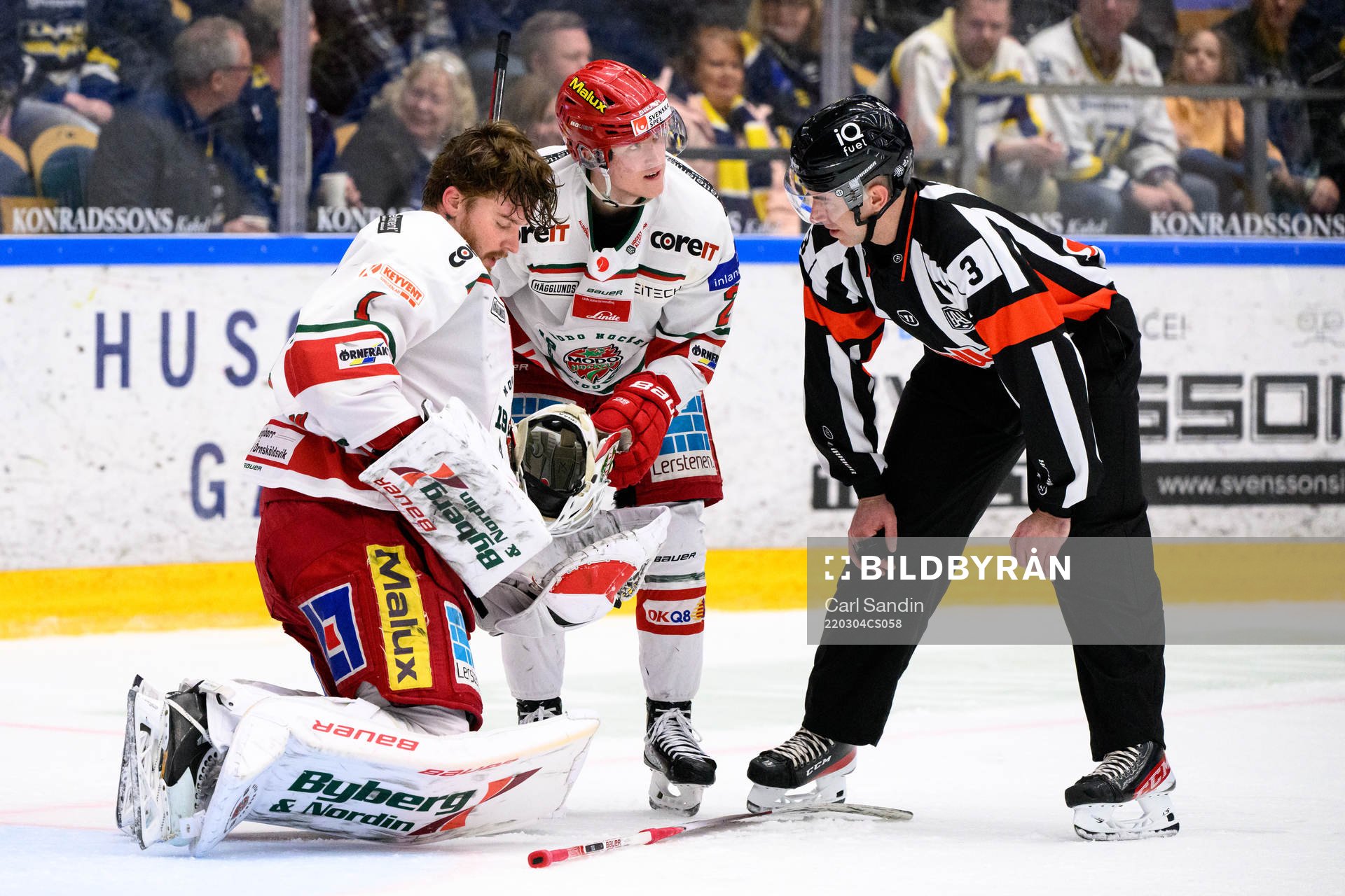 Modos målvakt Tex Williamsson tittas till av Filip Hasa