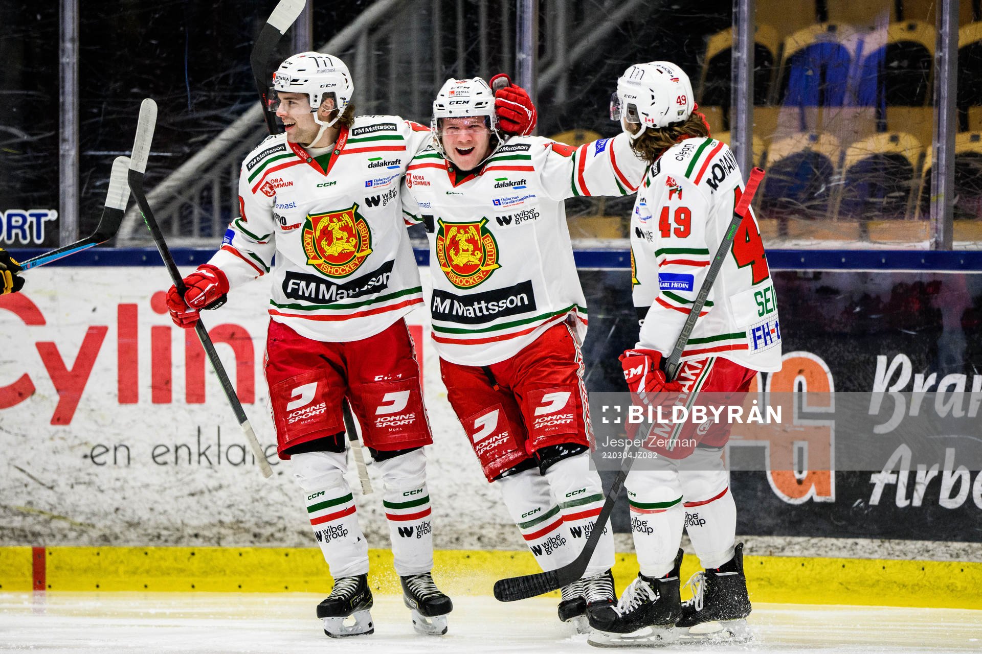 Moras Anton Heikkinen jublar med lagkamrater