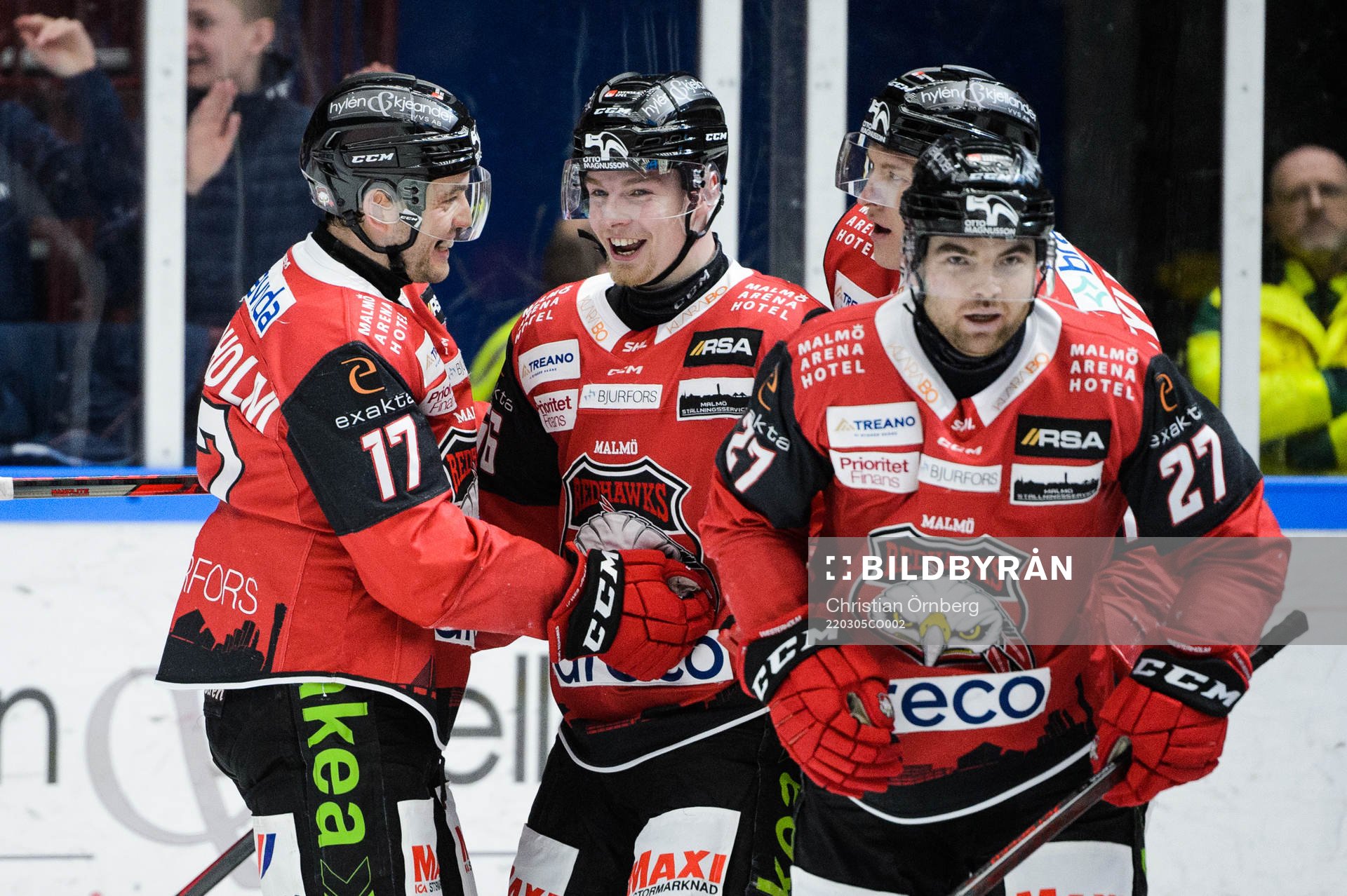Malmö Redhawks Anton Olsson jublar med lagkamrater