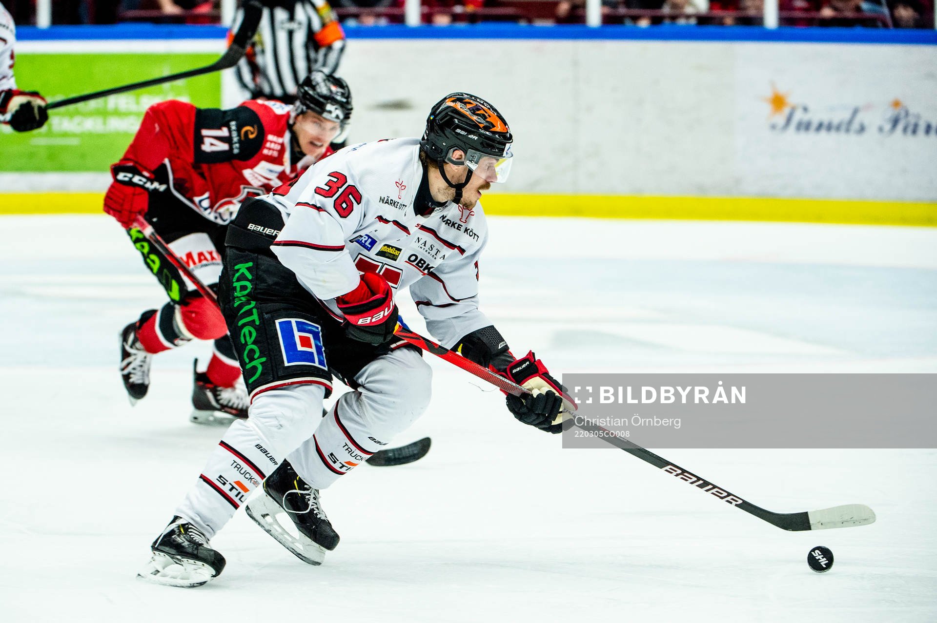 Örebros Emil Larsson mot Malmö Redhawks Carl-Johan Lerby