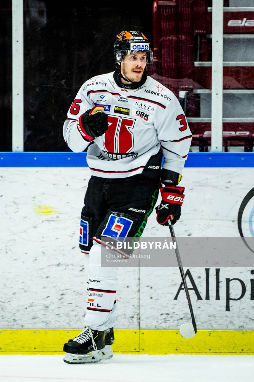 Örebros Emil Larsson jublar