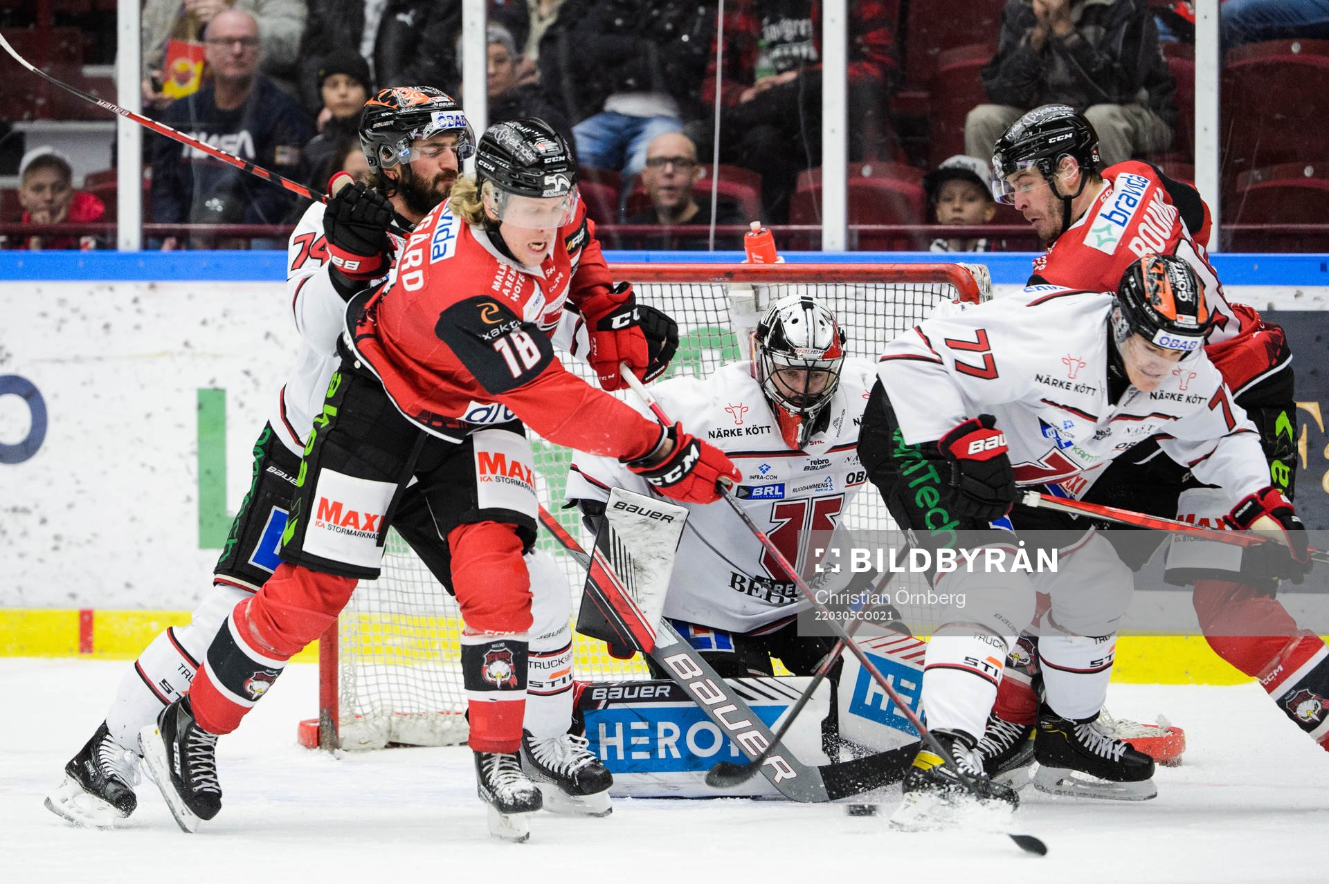 Malmö Redhawks Marcus Sylvegård och Örebros målvakt