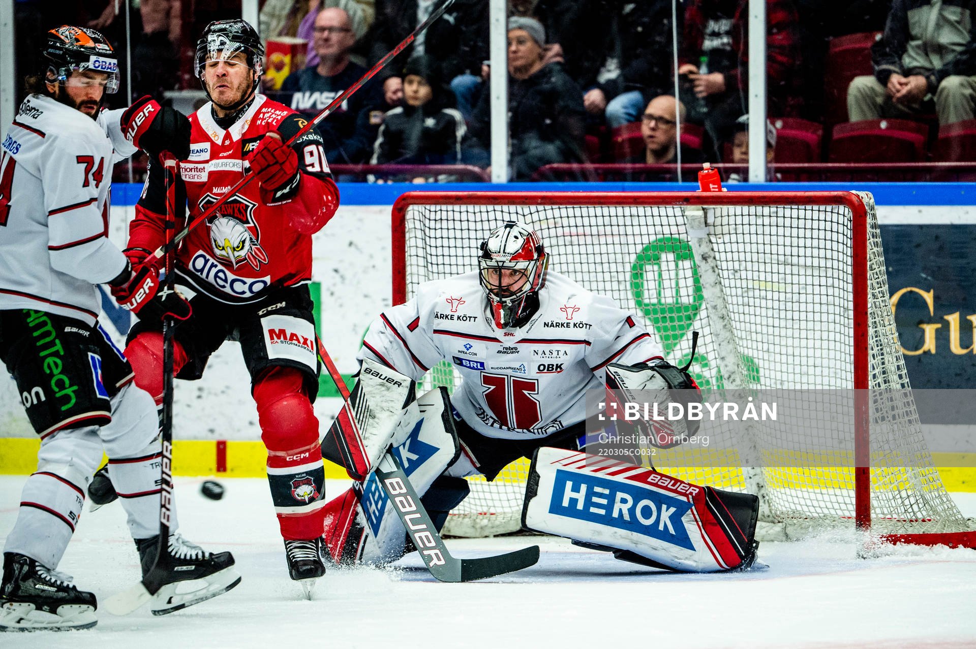 Malmö Redhawks Lance Bouma mot Örebros Nick Ebert och