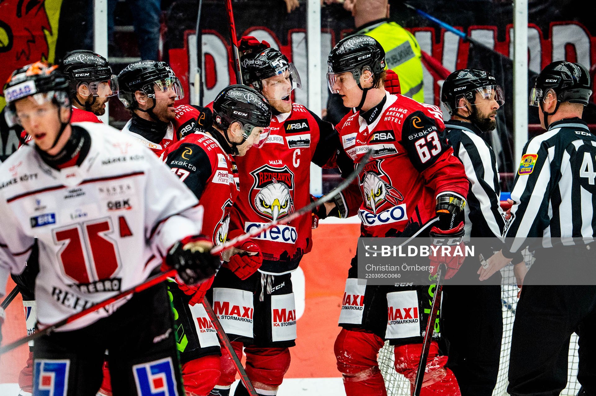 Malmö Redhawks Carl Söderberg jublar med lagkamraterna