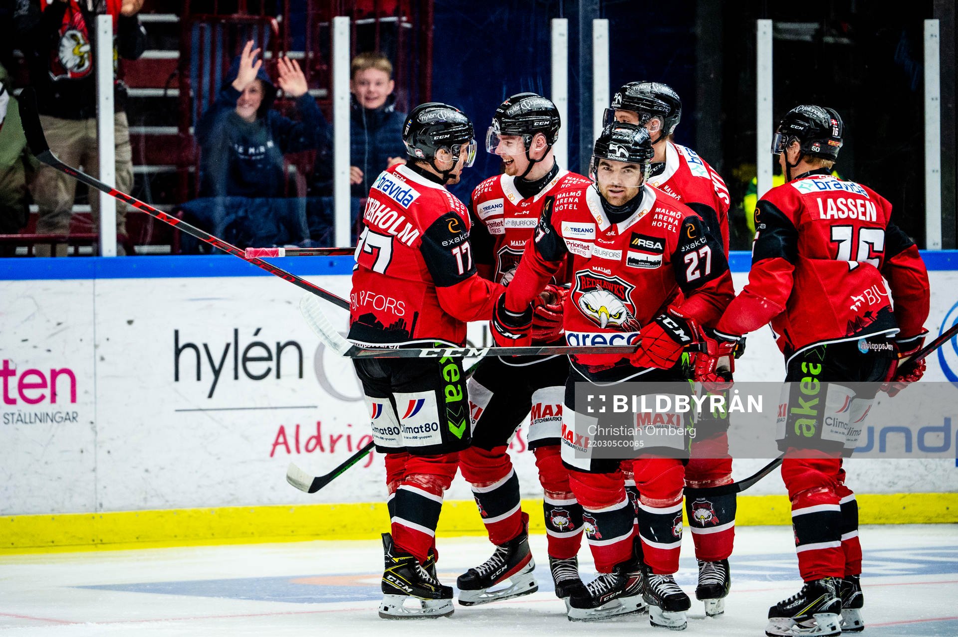 Malmö Redhawks Anton Olsson jublar med lagkamraterna